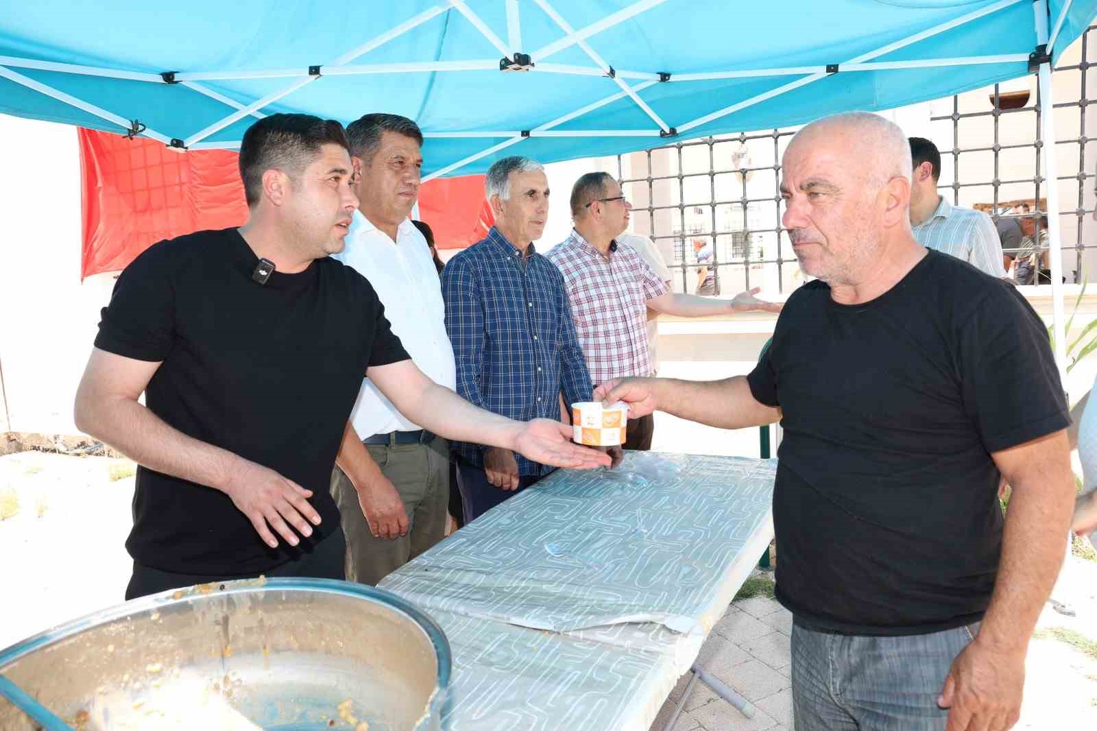 Aksu Belediyesi’nden aşure ikramı