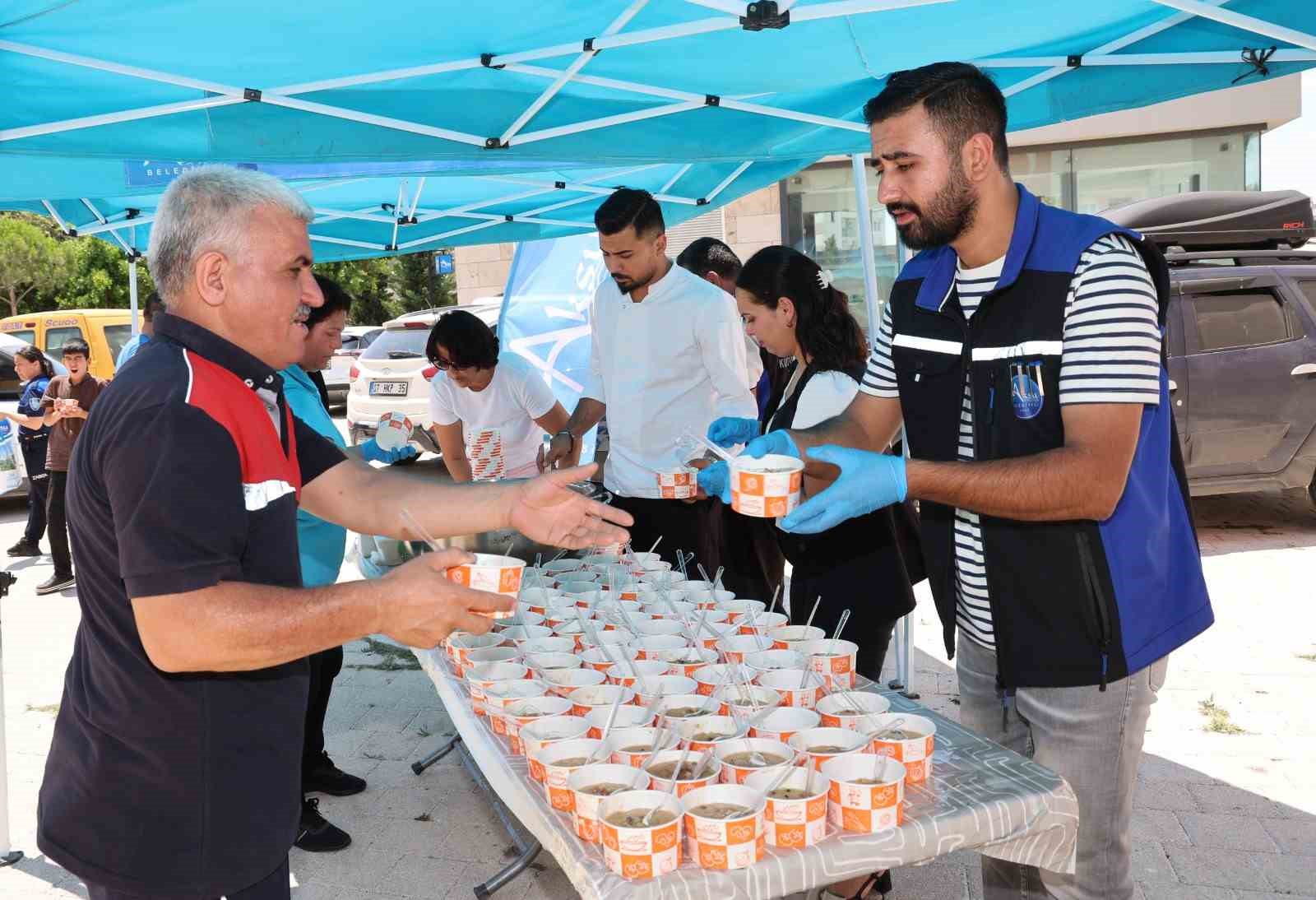 Aksu Belediyesi’nden aşure ikramı