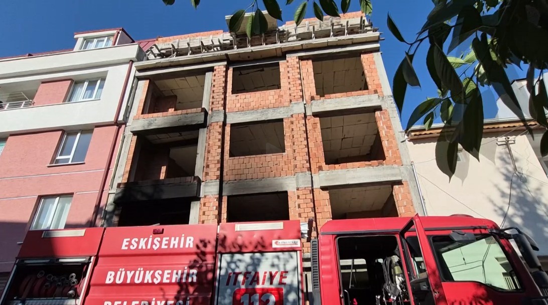 İnşaatta çıkan yangın itfaiyenin müdahalesiyle söndürüldü