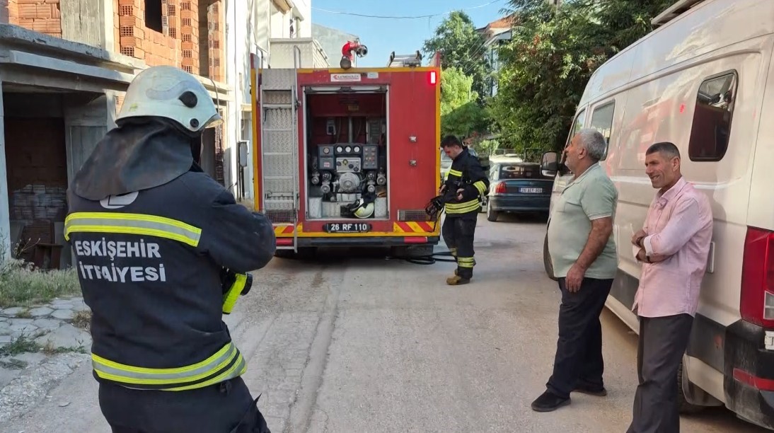 İnşaatta çıkan yangın itfaiyenin müdahalesiyle söndürüldü