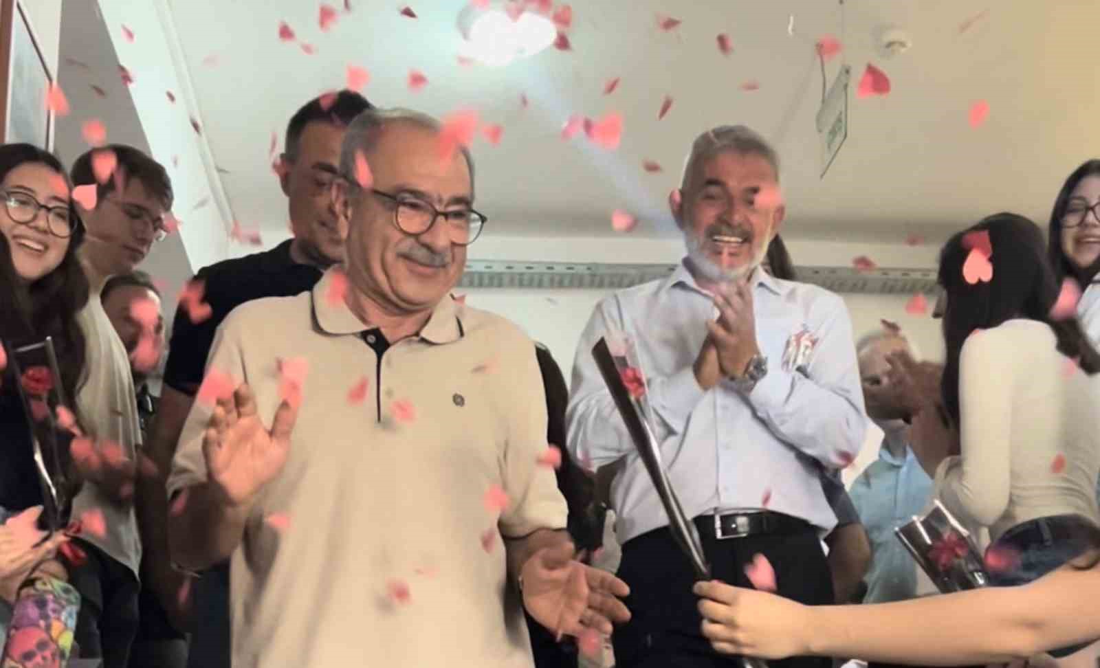 Eğitime adanan 40 yıl: Emekli olan okul müdürüne güllerle veda