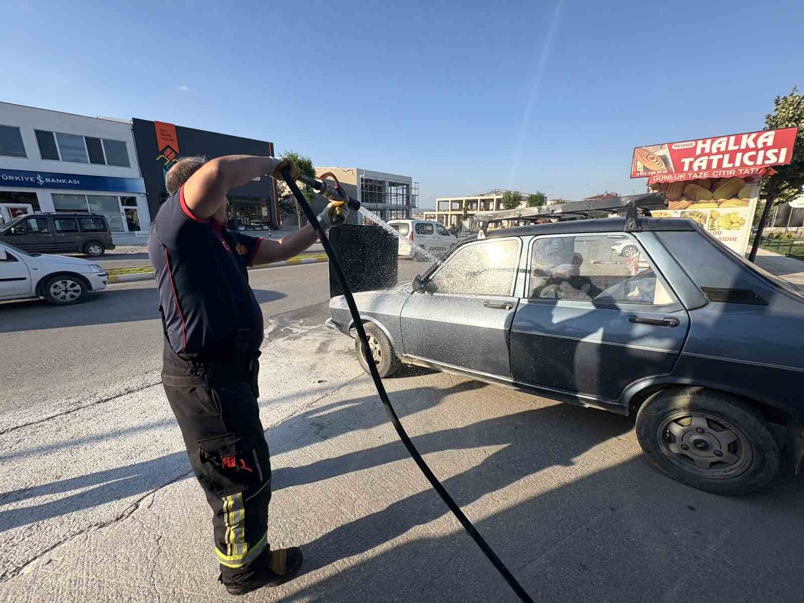 Çorum’da otomobilde çıkan yangını vatandaşlar söndürdü