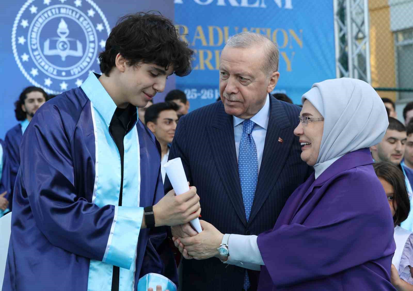 Cumhurbaşkanı Erdoğan, torunu Ömer Tayyip Erdoğan’a diplomasını takdim etti