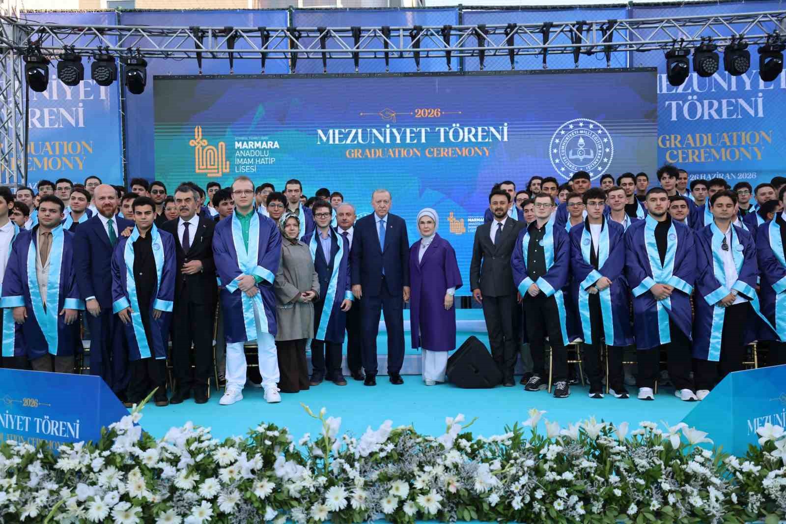 Cumhurbaşkanı Erdoğan, torunu Ömer Tayyip Erdoğan’a diplomasını takdim etti