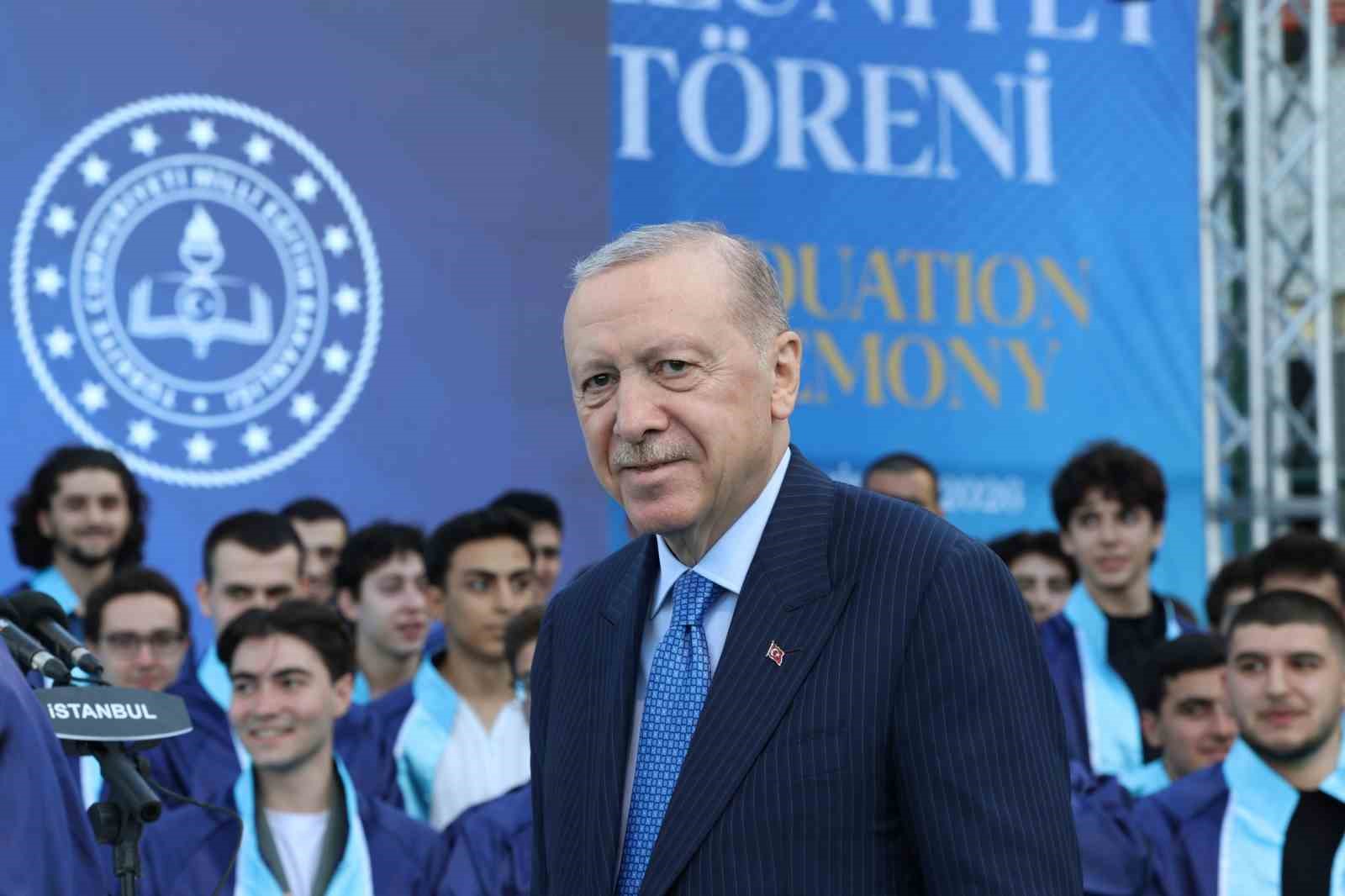 Cumhurbaşkanı Erdoğan, torunu Ömer Tayyip Erdoğan’a diplomasını takdim etti
