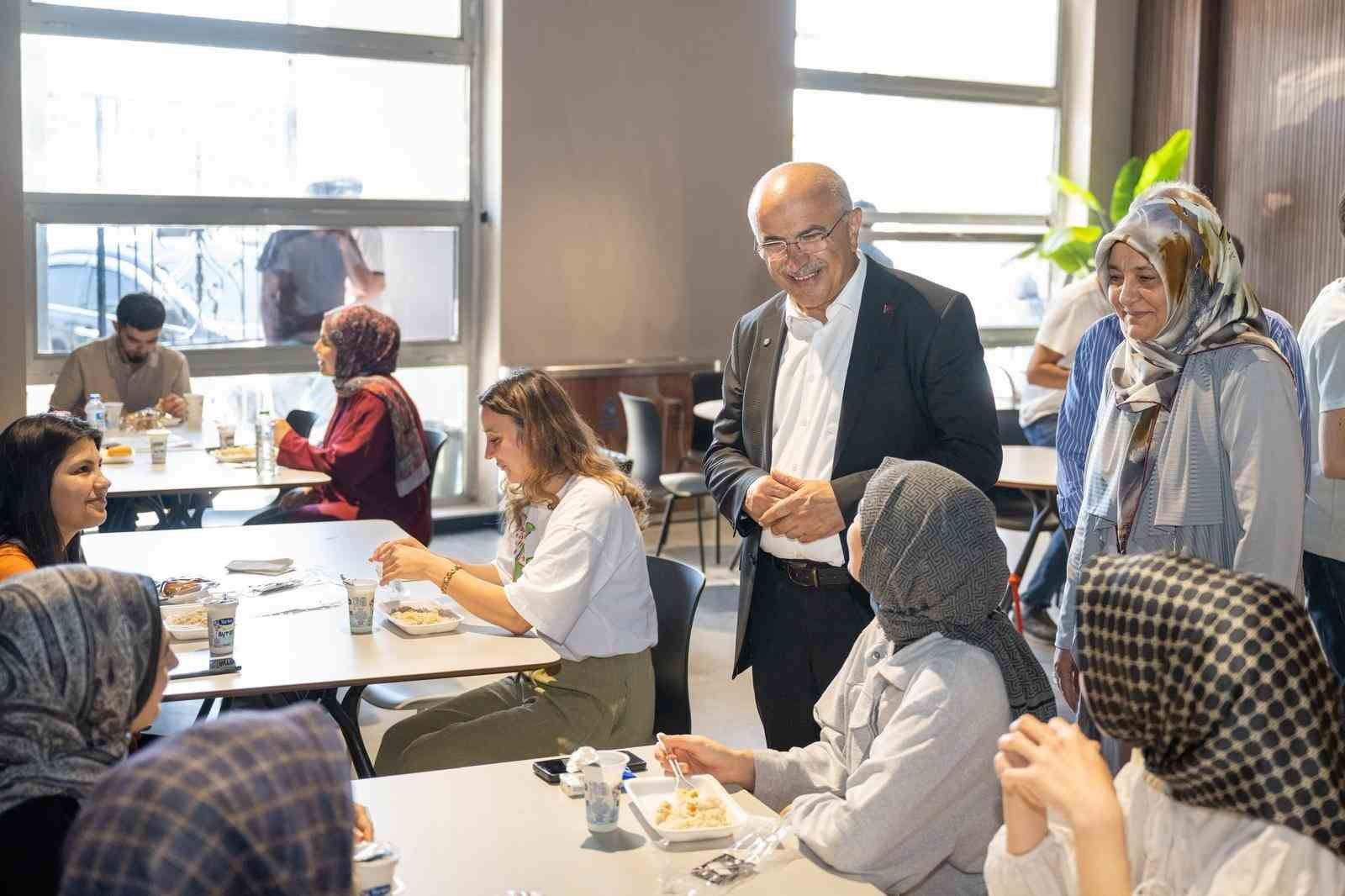Şehir Kütüphanesi’nde öğrencilere yemek ikramı