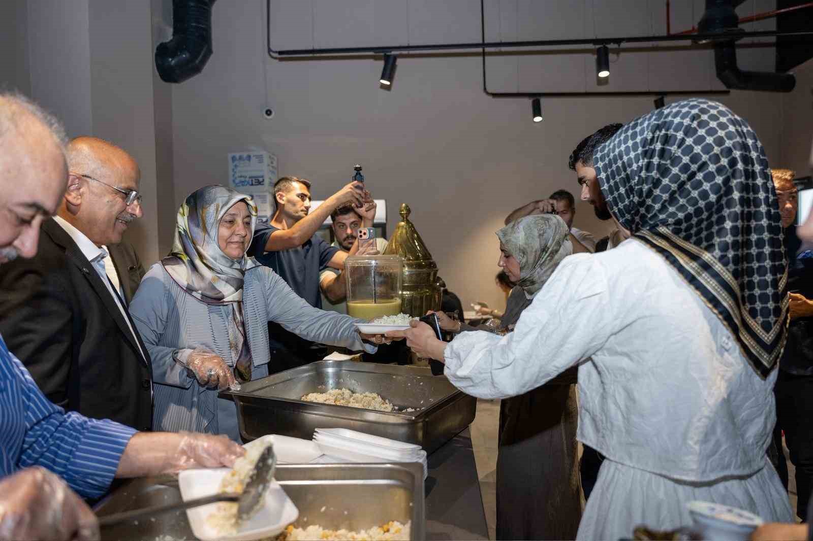 Şehir Kütüphanesi’nde öğrencilere yemek ikramı