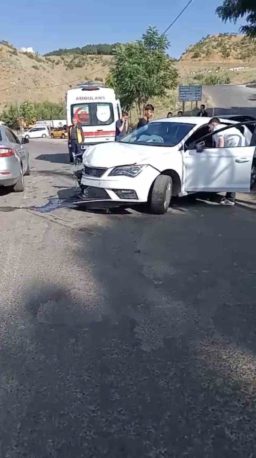 Bingöl’de iki otomobil çarpıştı: 2 kişi yaralandı