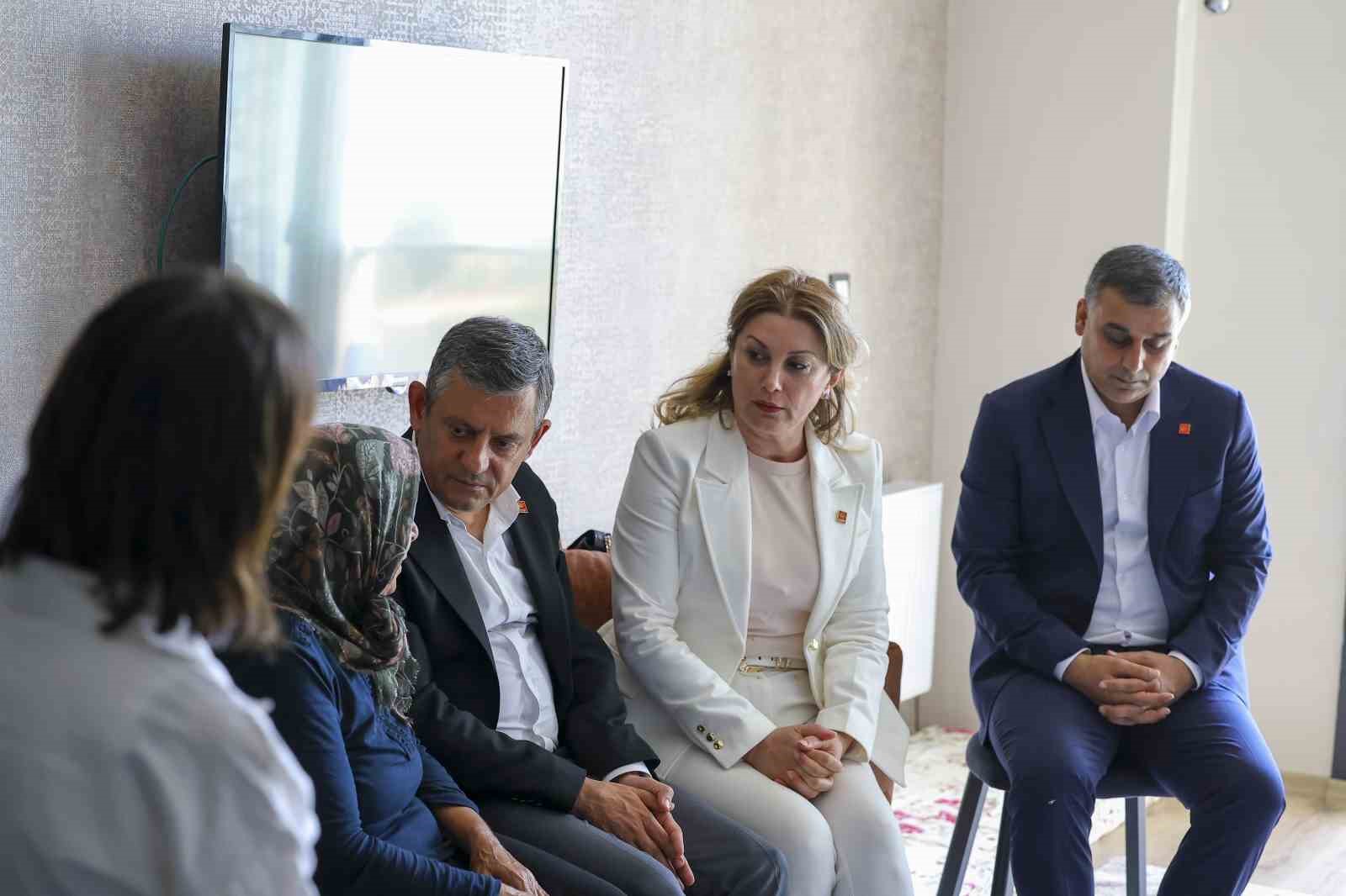 CHP Grup Başkanı Özel, Diyarbakır’da Gülistan Doku’nun ailesiyle görüştü