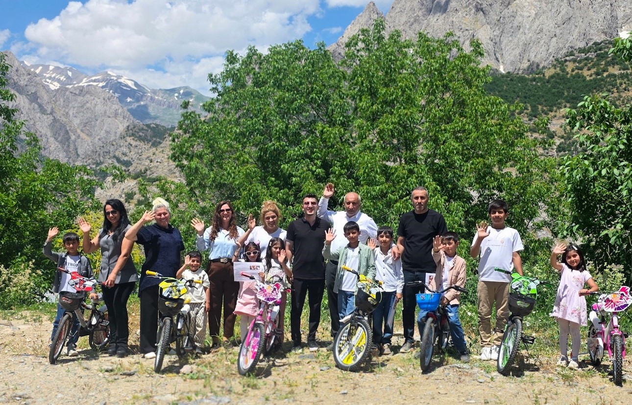 Sınırda karne sevinci bisiklet hediyesiyle taçlandı