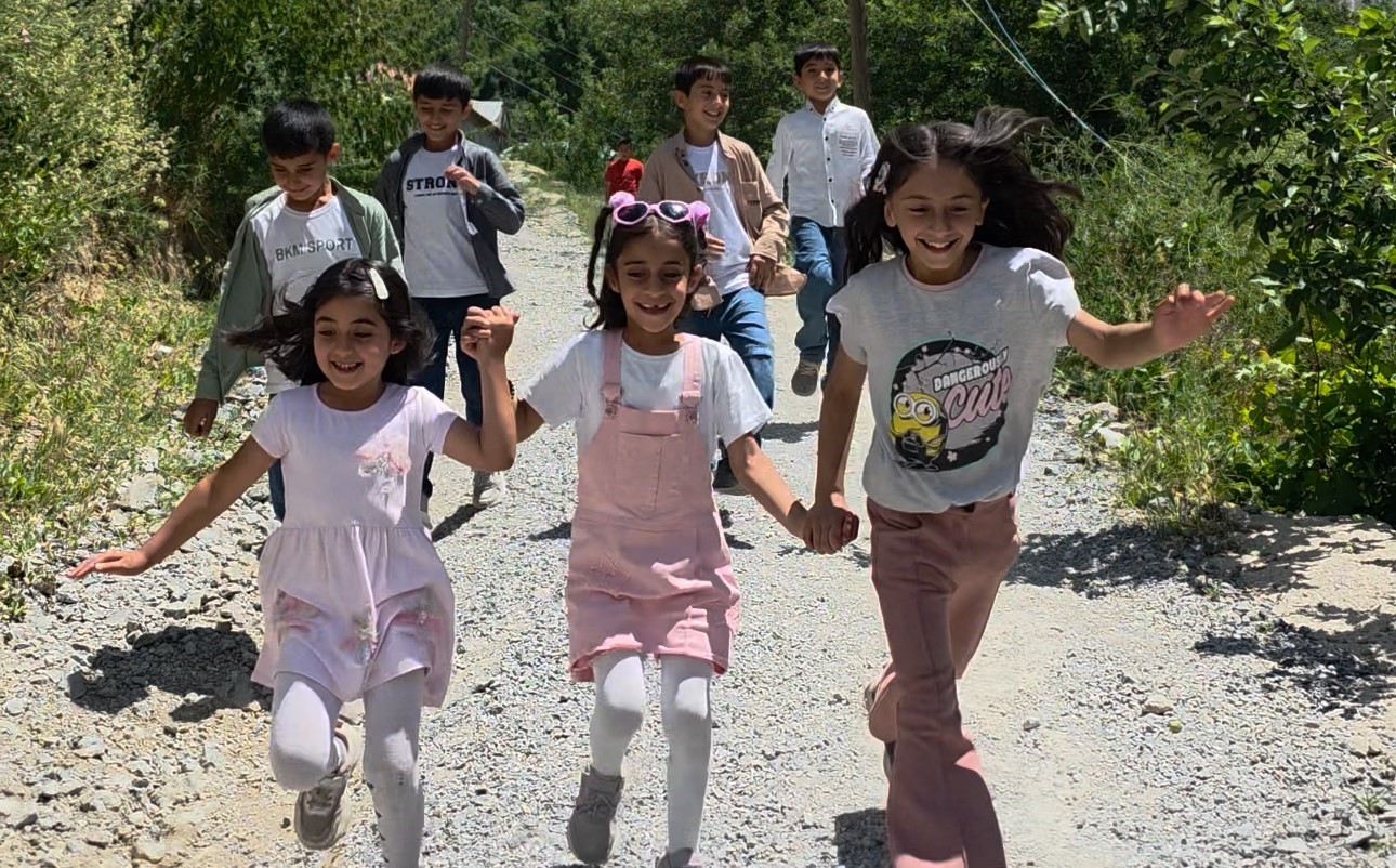 Sınırda karne sevinci bisiklet hediyesiyle taçlandı
