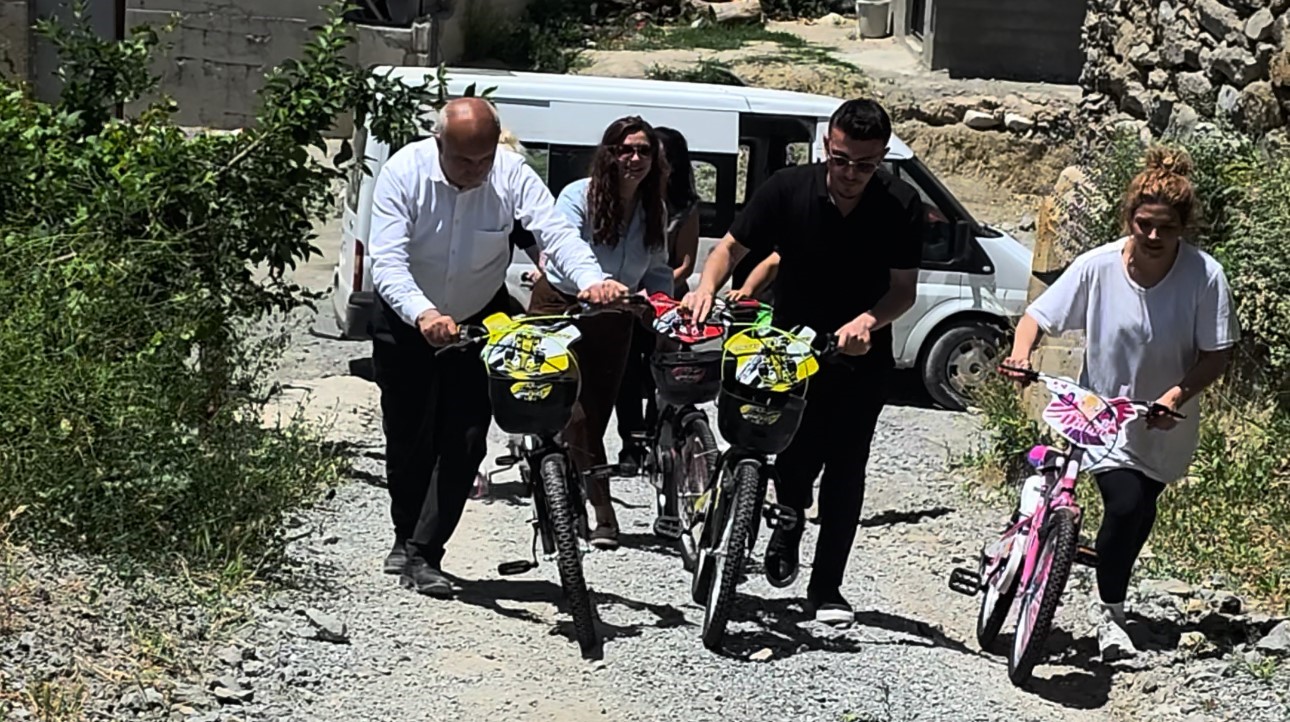 Sınırda karne sevinci bisiklet hediyesiyle taçlandı
