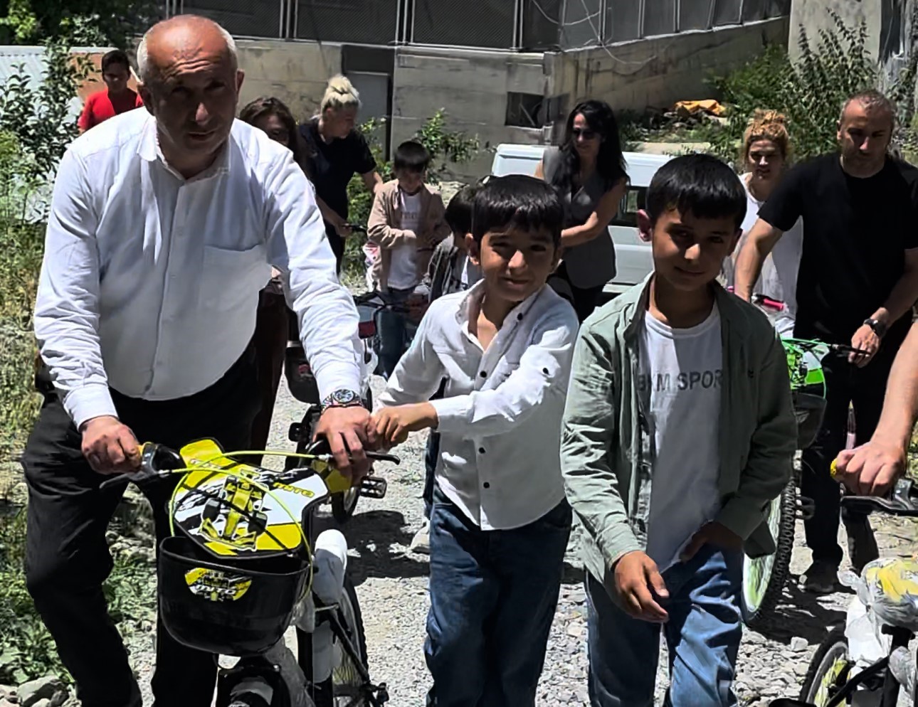 Sınırda karne sevinci bisiklet hediyesiyle taçlandı