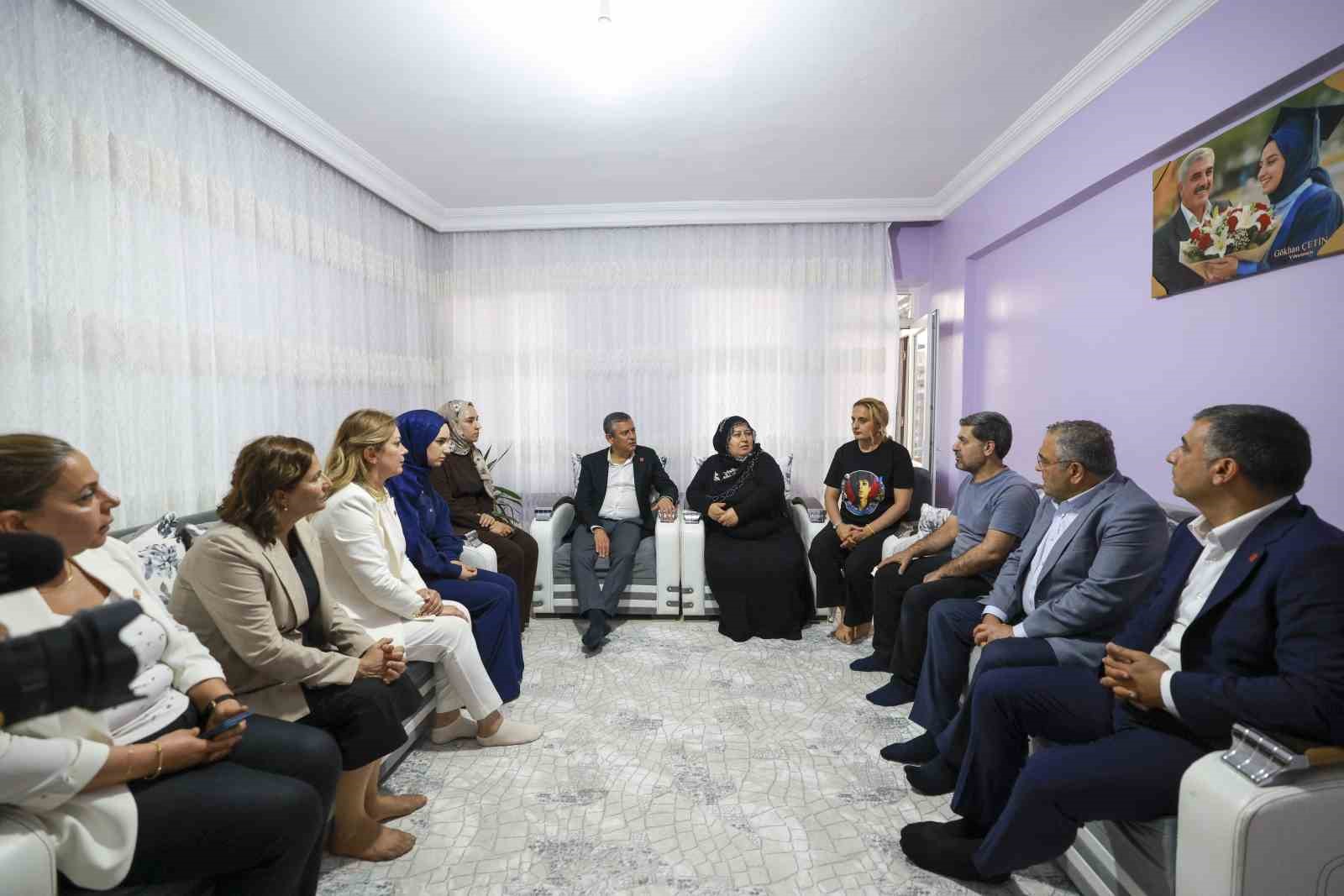 CHP Grup Başkanı Özel, Rojin Kabaiş’in ailesini ziyaret etti
