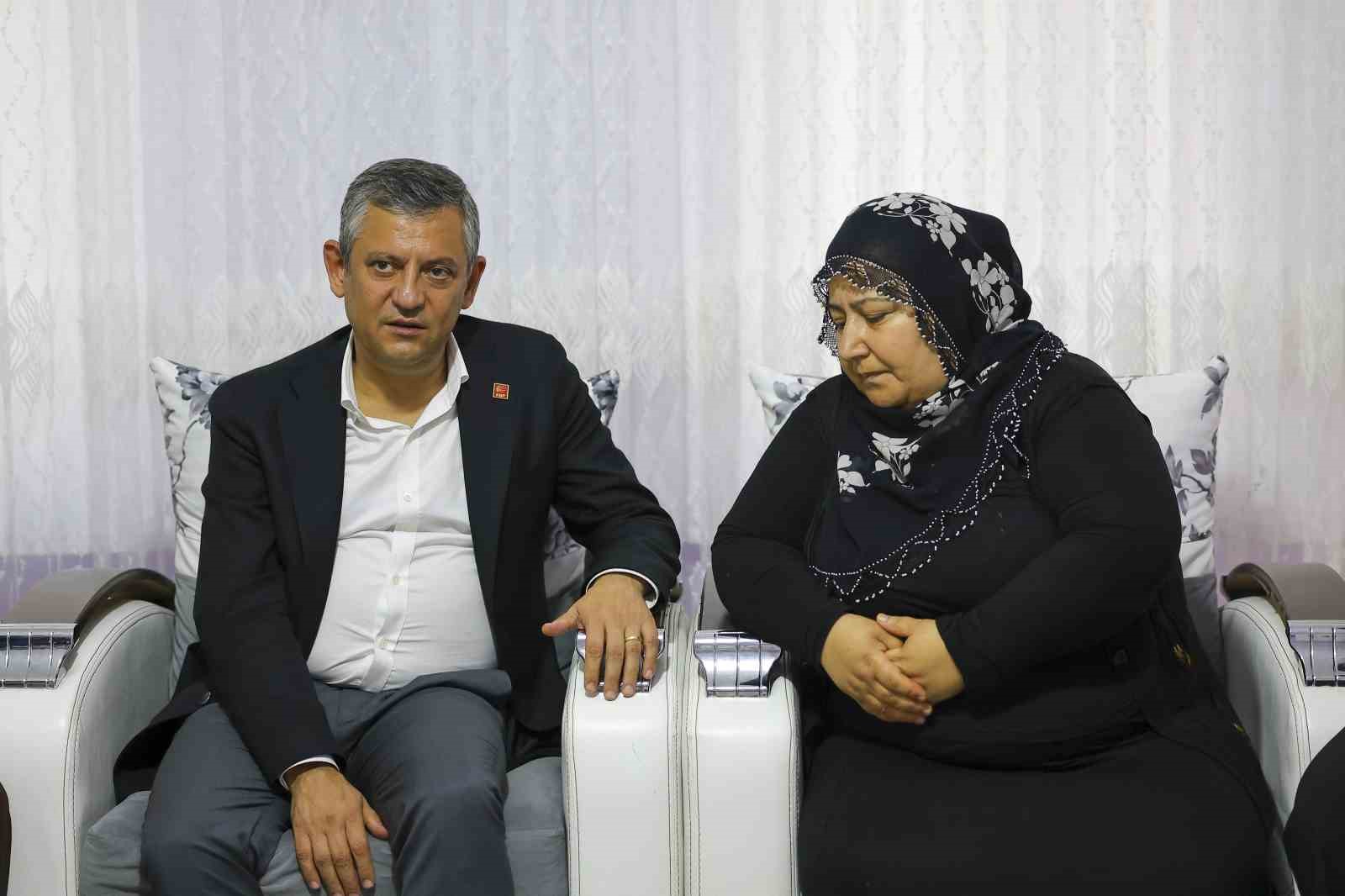 CHP Grup Başkanı Özel, Rojin Kabaiş’in ailesini ziyaret etti