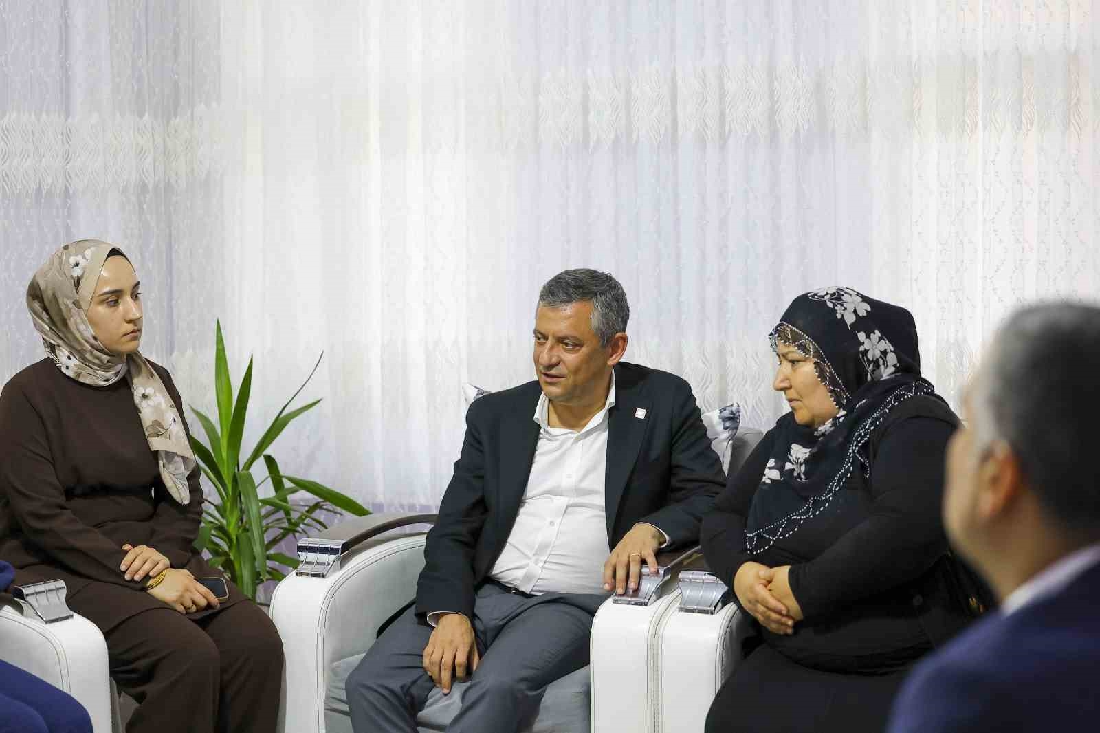 CHP Grup Başkanı Özel, Rojin Kabaiş’in ailesini ziyaret etti