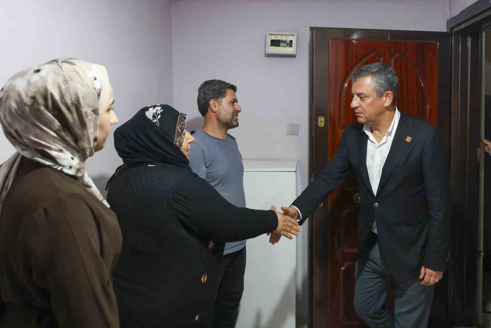 CHP Grup Başkanı Özel, Rojin Kabaiş’in ailesini ziyaret etti