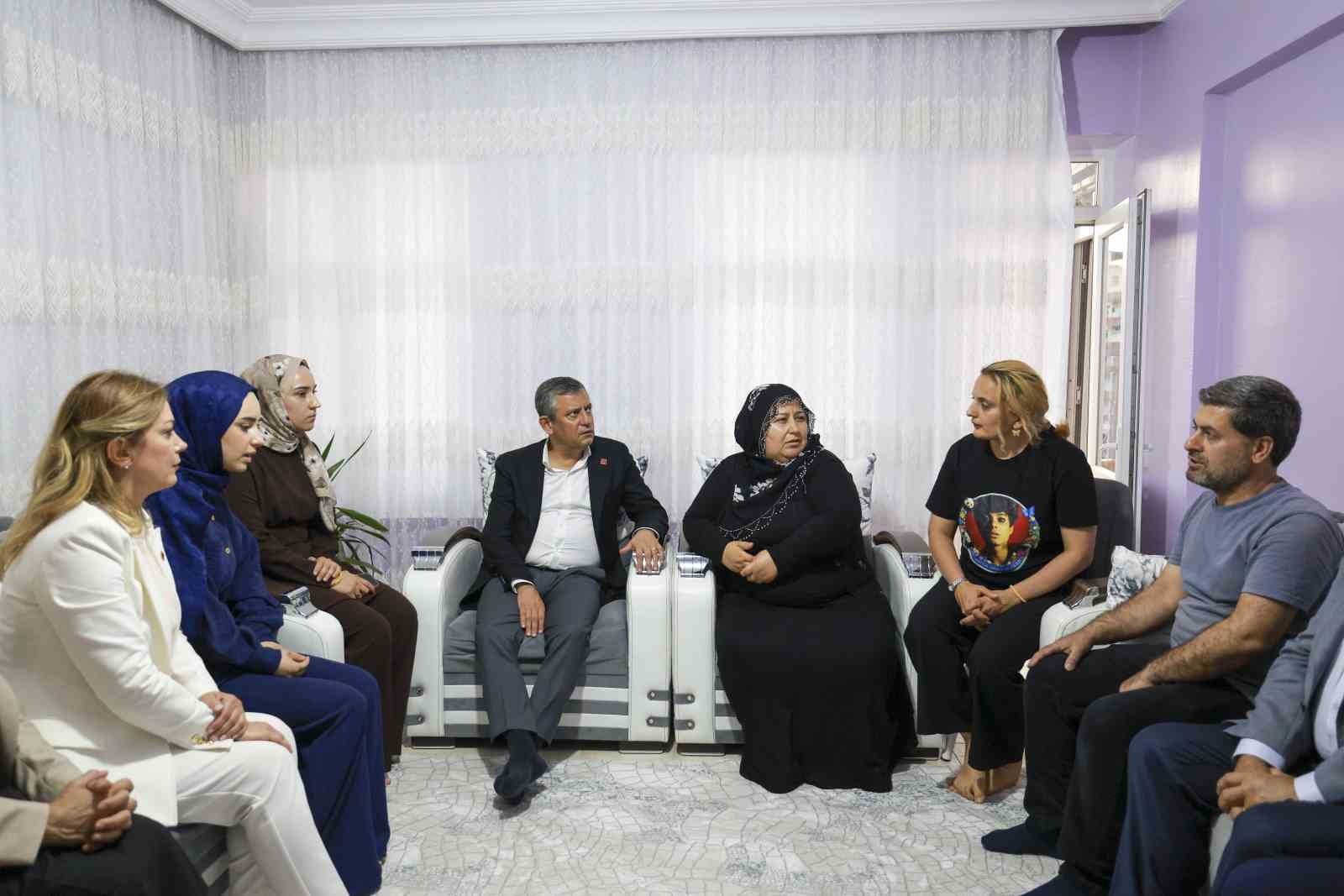 CHP Grup Başkanı Özel, Rojin Kabaiş’in ailesini ziyaret etti