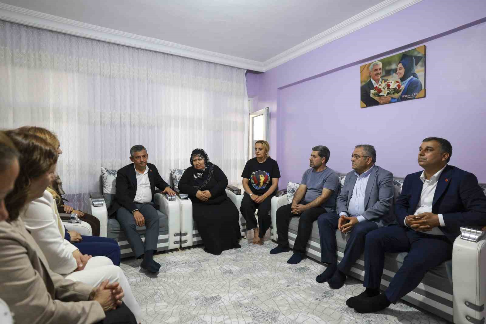 CHP Grup Başkanı Özel, Rojin Kabaiş’in ailesini ziyaret etti