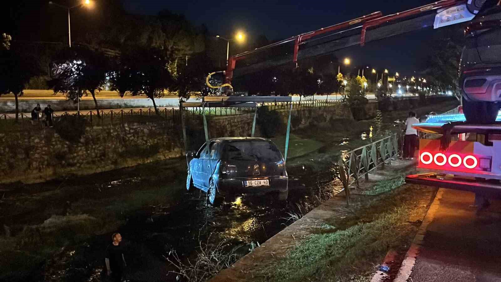 Makas atan otomobille birlikte iki araç dereye uçtu: 6 yaralı