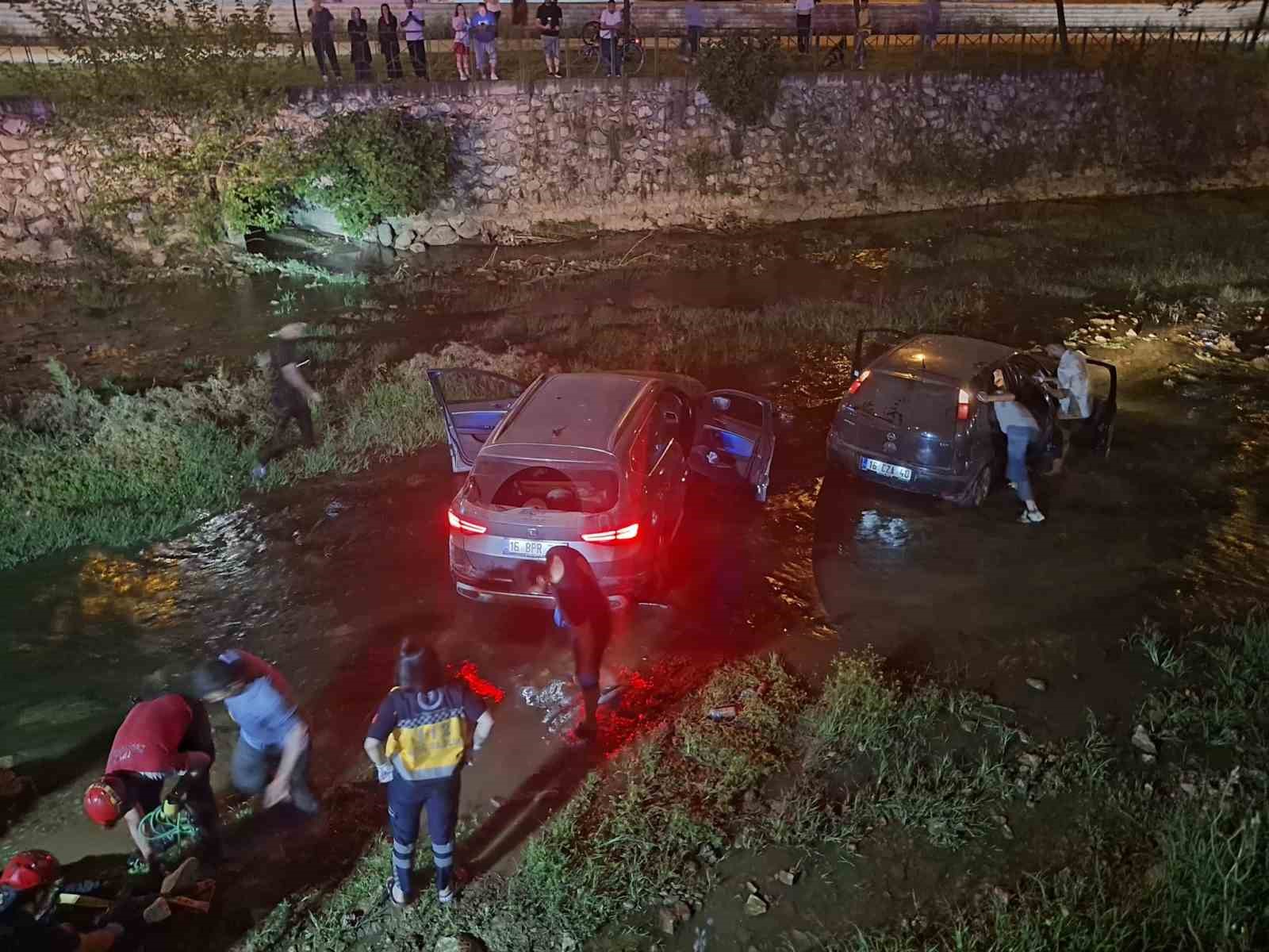 Makas atan otomobille birlikte iki araç dereye uçtu: 6 yaralı