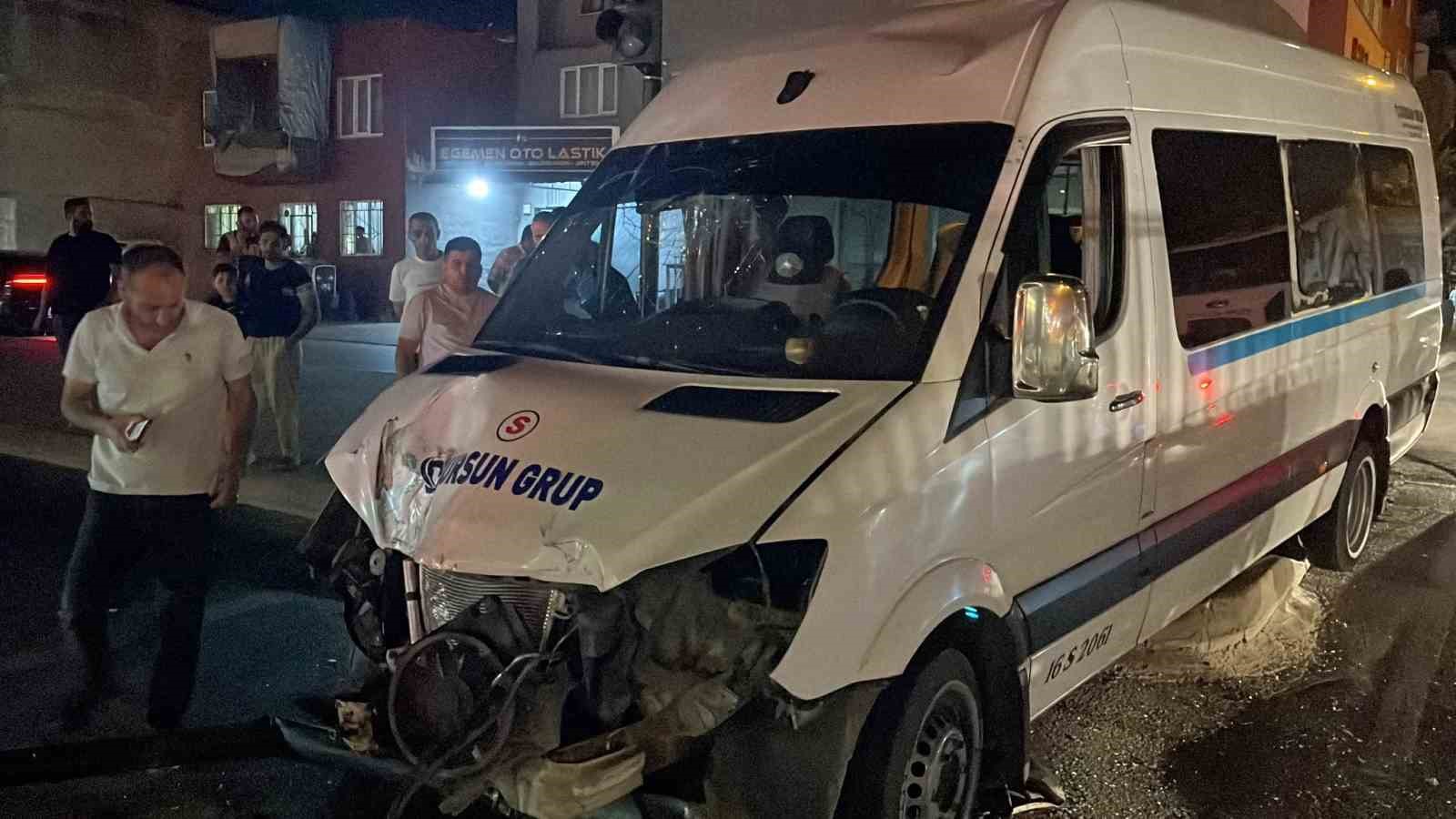 Bursa’da servis minibüsü refüje çıktı: 1 yaralı