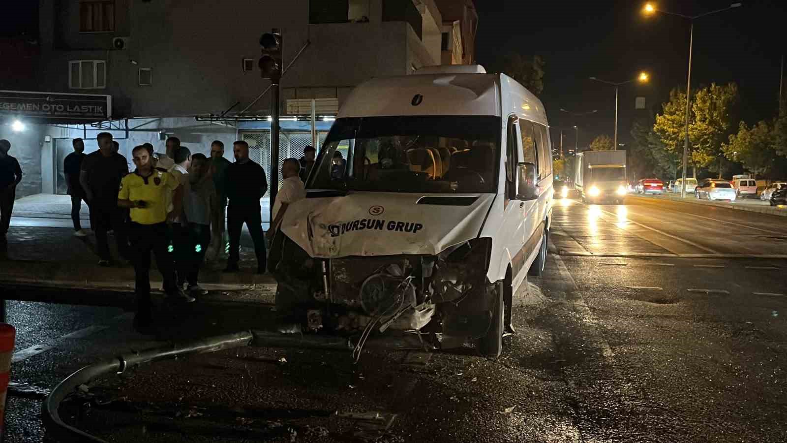 Bursa’da servis minibüsü refüje çıktı: 1 yaralı