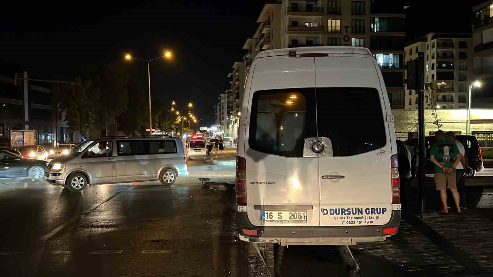 Bursa’da servis minibüsü refüje çıktı: 1 yaralı