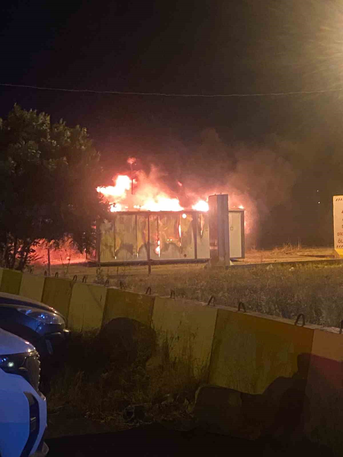 Hatay’da alevlere teslim olan konteyner kullanılamaz hale geldi
