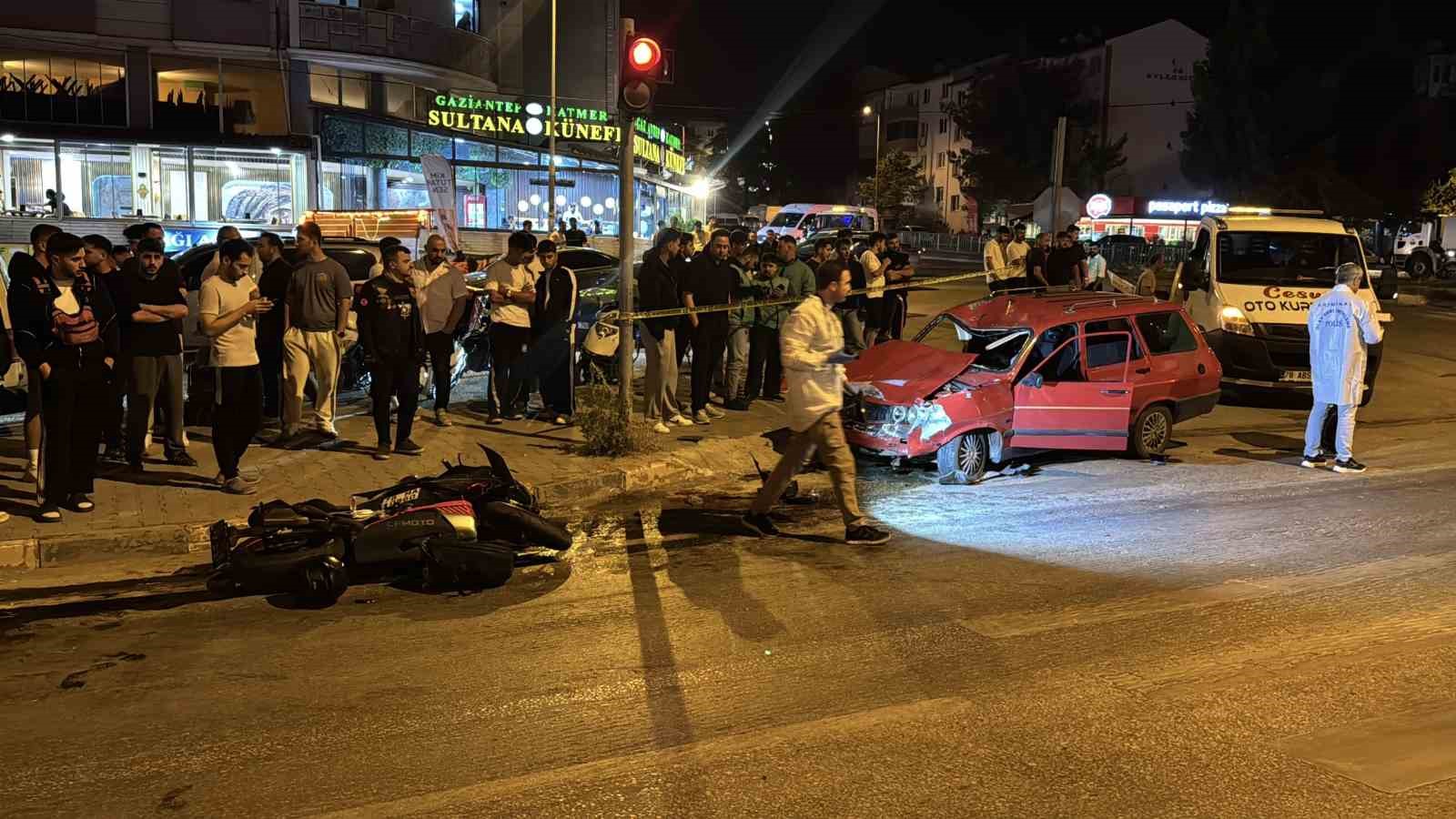 Kırmızı ışık ihlali felaket getirdi: Otomobilin çarptığı motosikletli ağır yaralandı