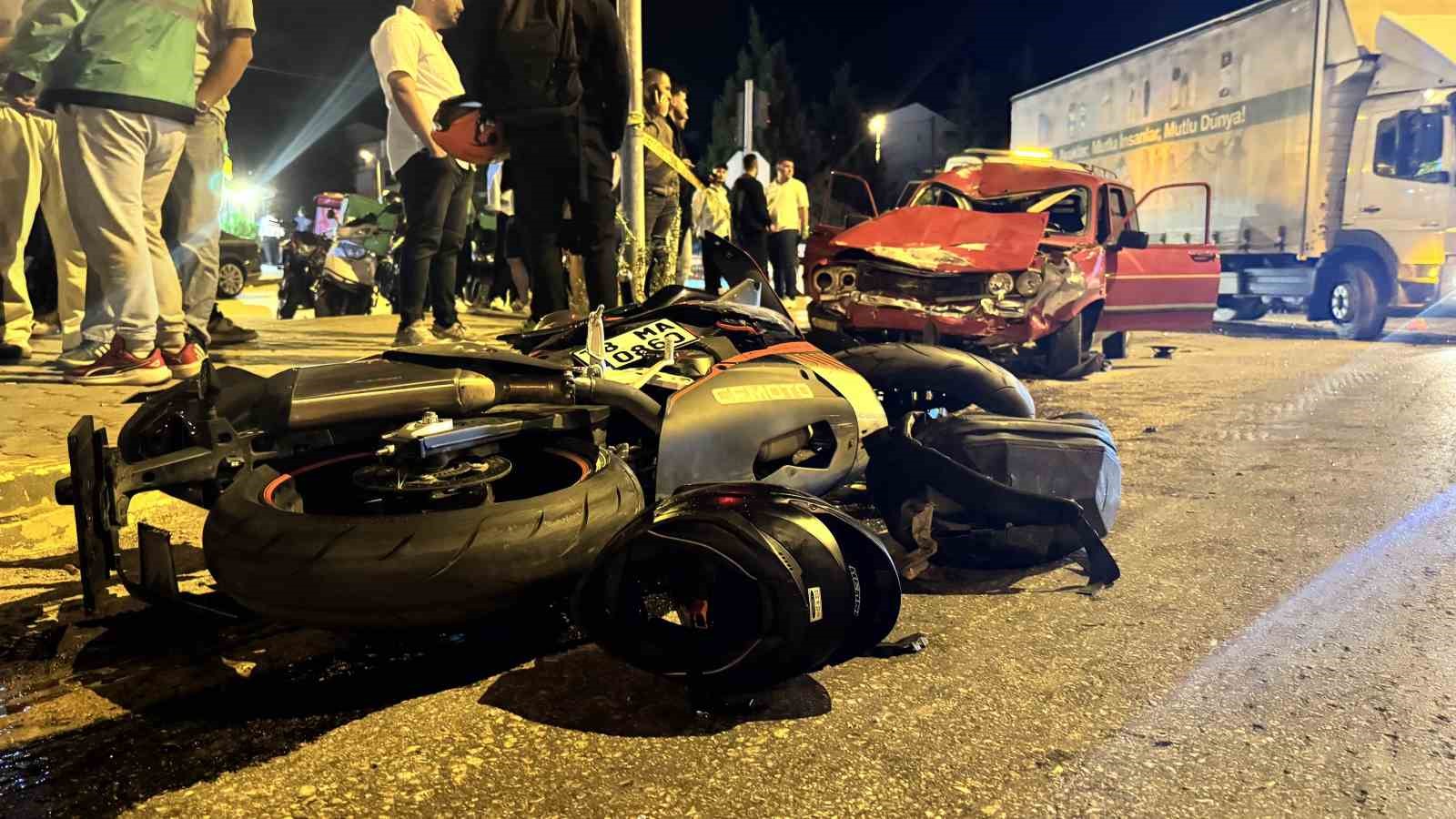 Kırmızı ışık ihlali felaket getirdi: Otomobilin çarptığı motosikletli ağır yaralandı