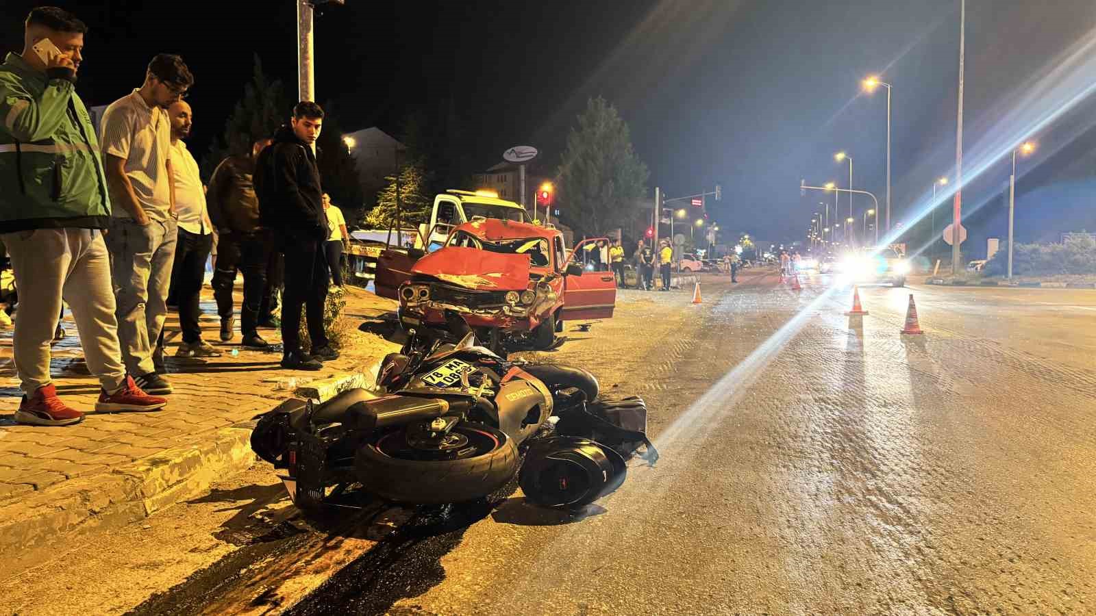 Kırmızı ışık ihlali felaket getirdi: Otomobilin çarptığı motosikletli ağır yaralandı