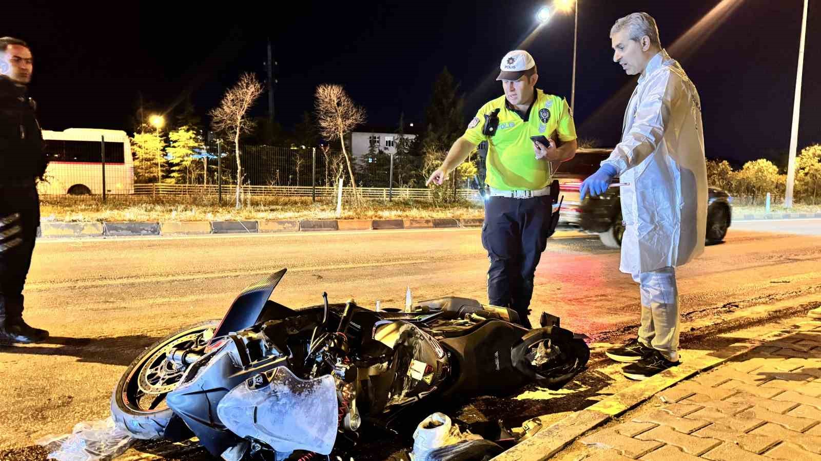 Kırmızı ışık ihlali felaket getirdi: Otomobilin çarptığı motosikletli ağır yaralandı