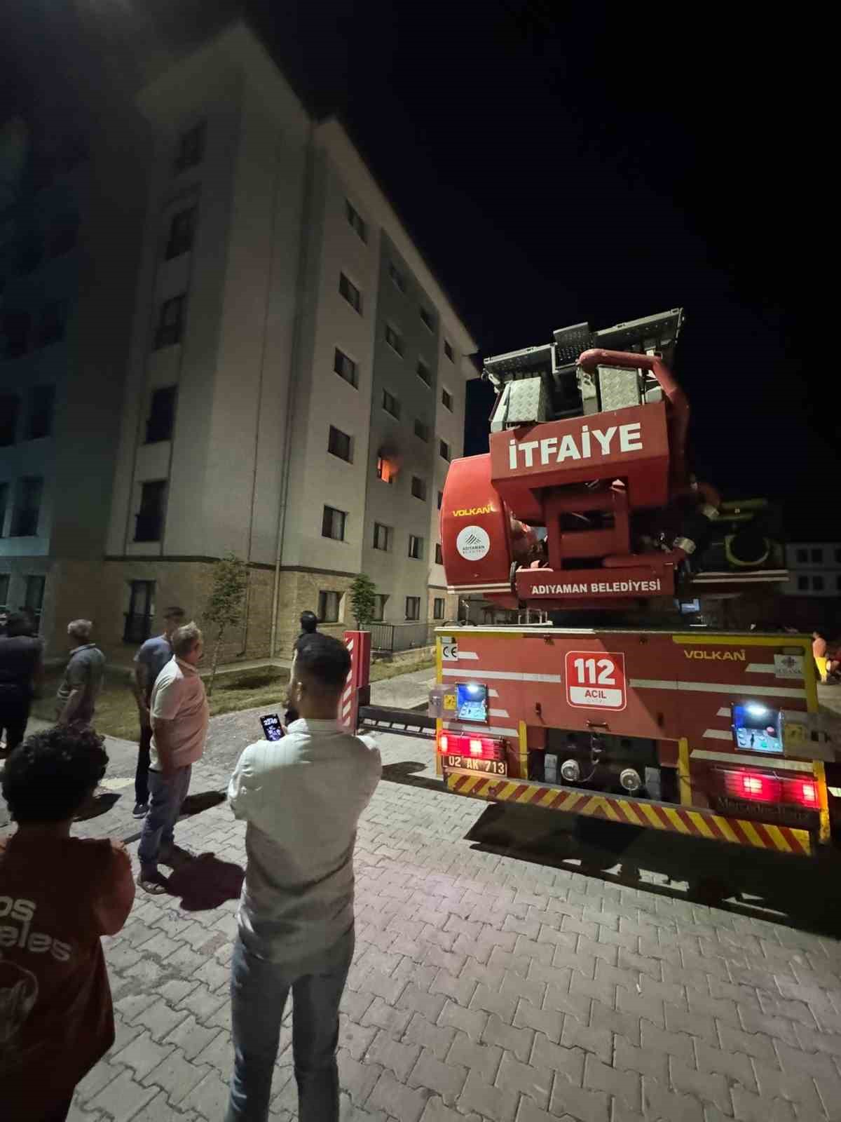 Binada korkutan yangın: 2 kişi dumandan etkilendi