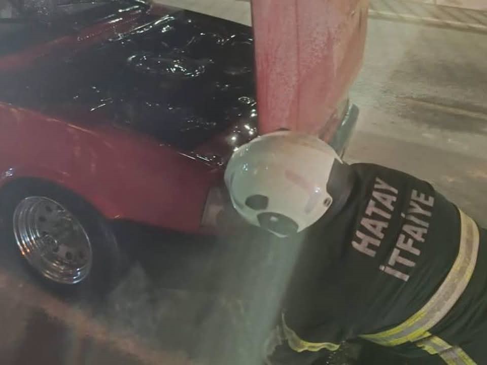 Antakya’da otomobil yangını