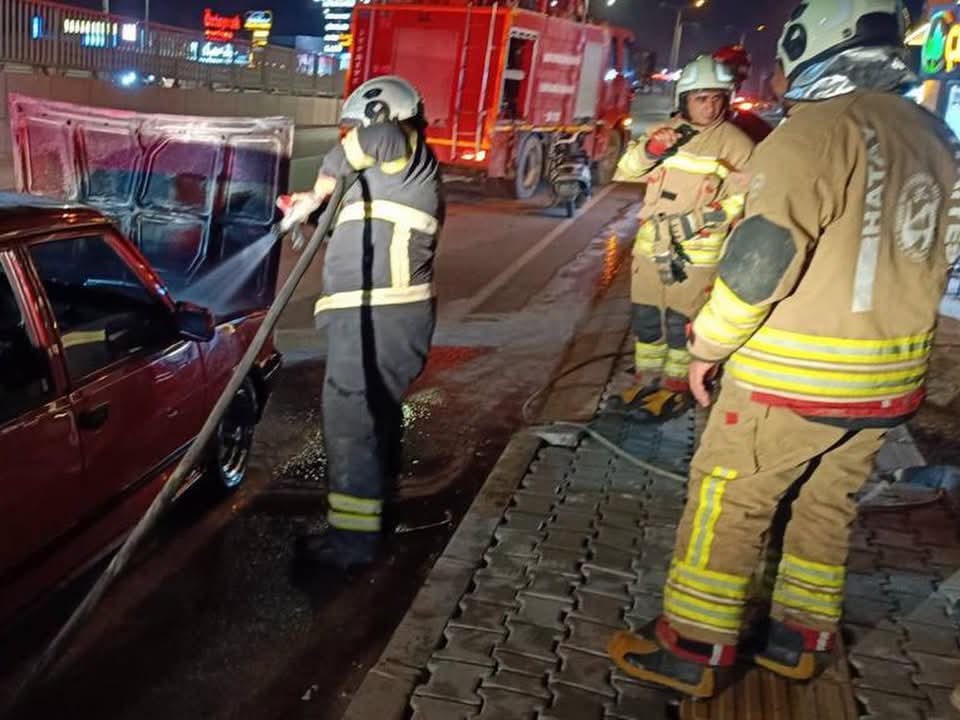 Antakya’da otomobil yangını