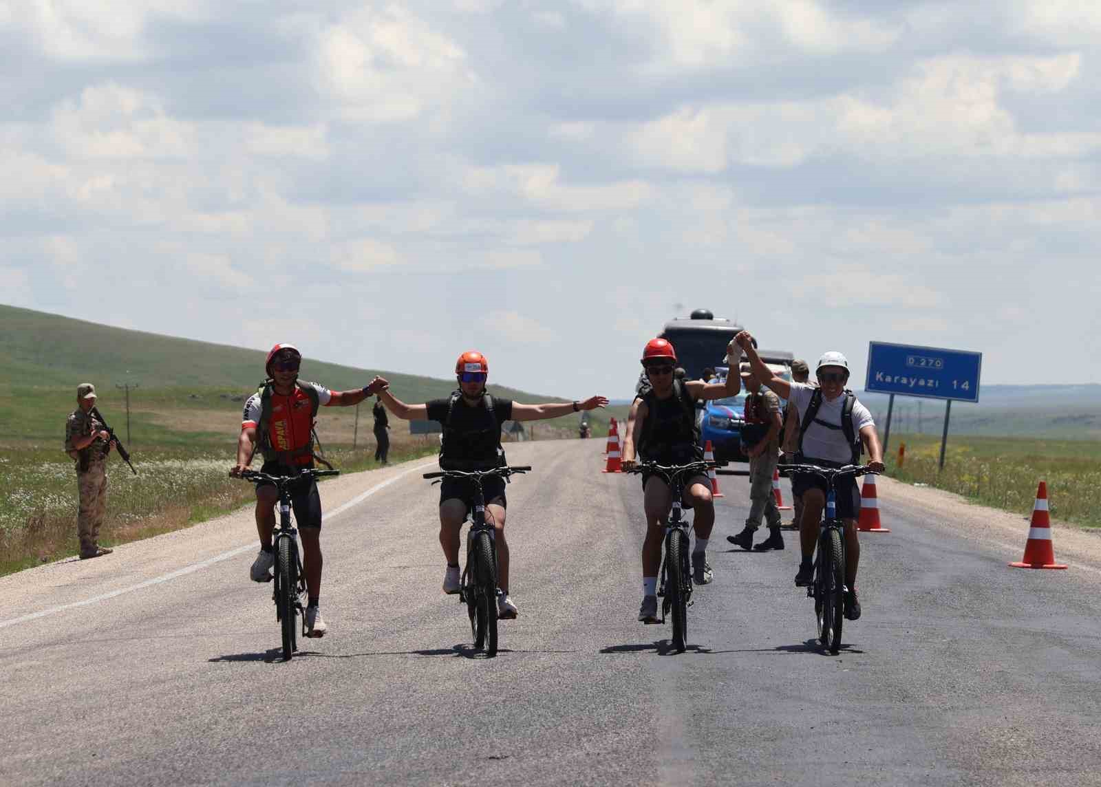 "Terörsüz Türkiye" için 20 km pedal çevirdiler