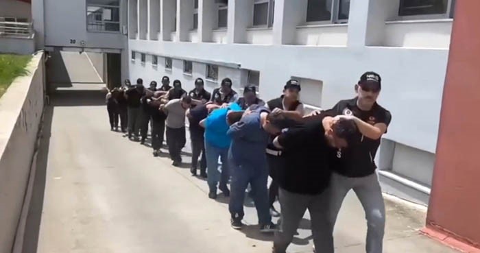 Adana’da şafak operasyonu: Özel harekat kapıları koçbaşıyla kırdı, 58 tutuklama