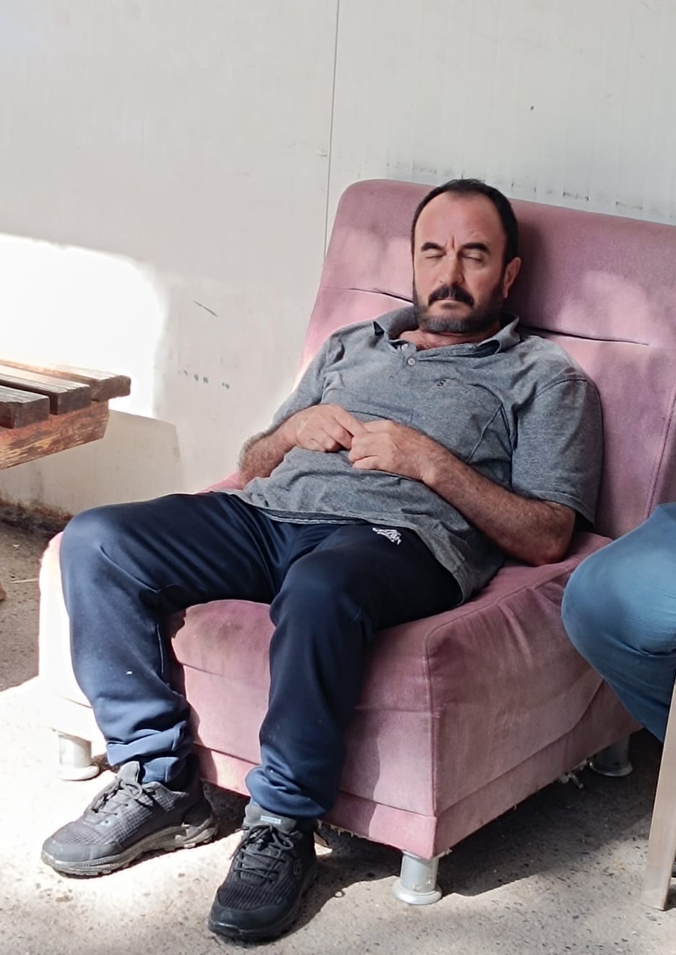 Denize düşen adamın çırpınarak can verdiği anlar görüntülendi