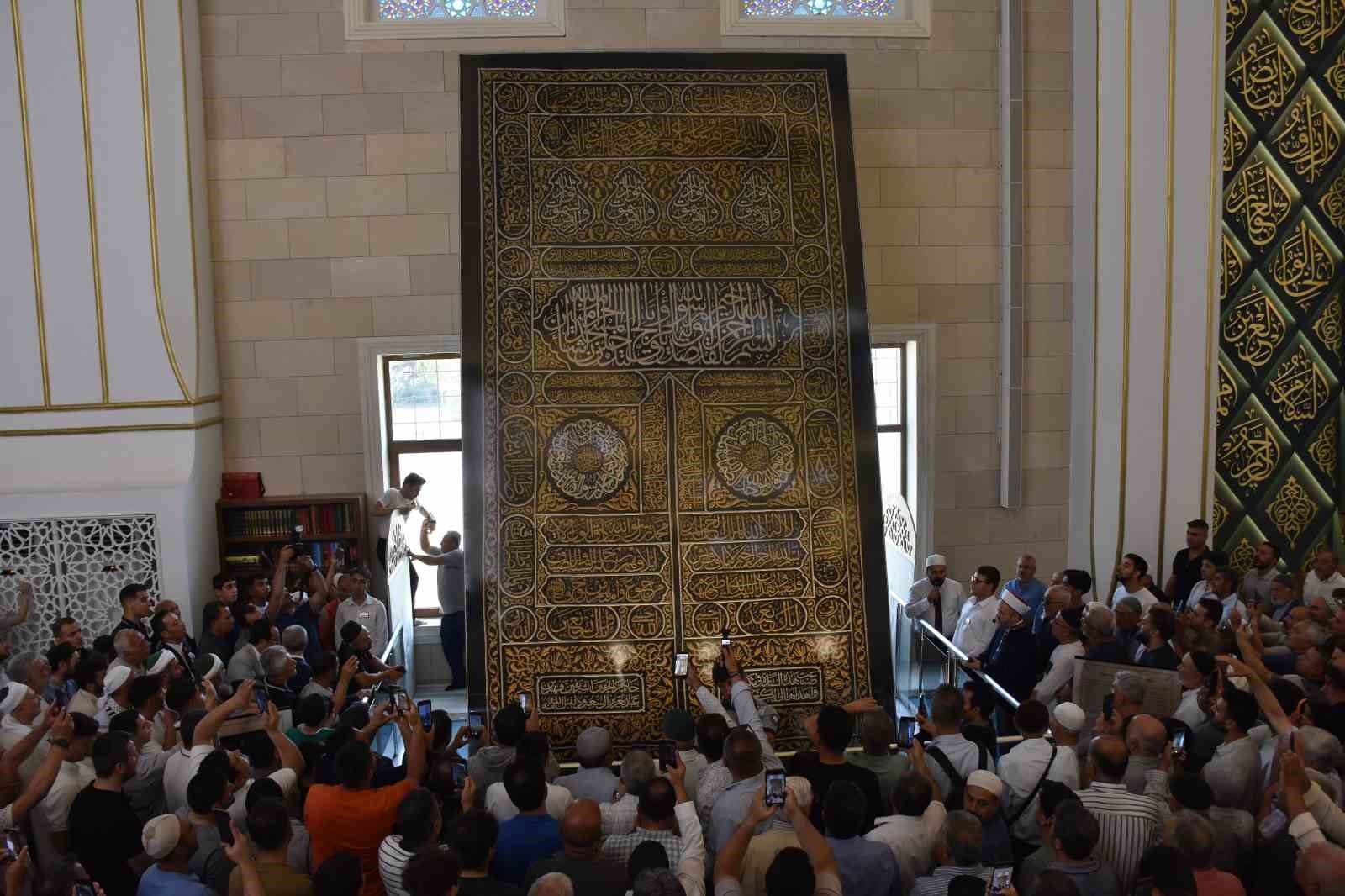 Kabe’nin kapı örtüsü Millet Cami ve Külliyesi’nde sergileniyor