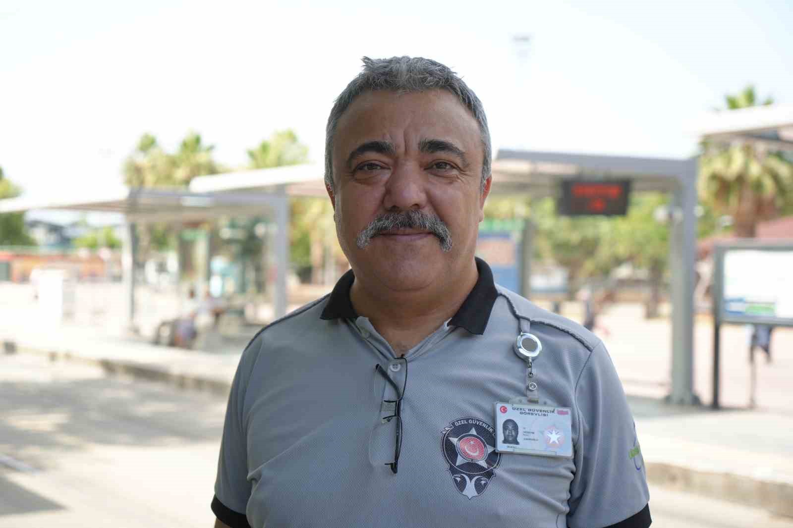 Tramvay durağını mesken tutan kedi, herkesin neşe kaynağı oldu