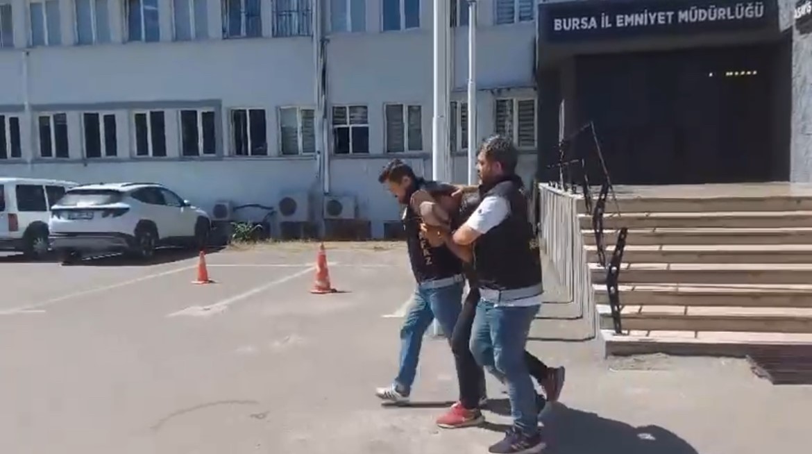 33 yıl hapis cezasıyla aranıyordu, polisten kurtulmak için kayısı topluyormuş gibi yaptı
