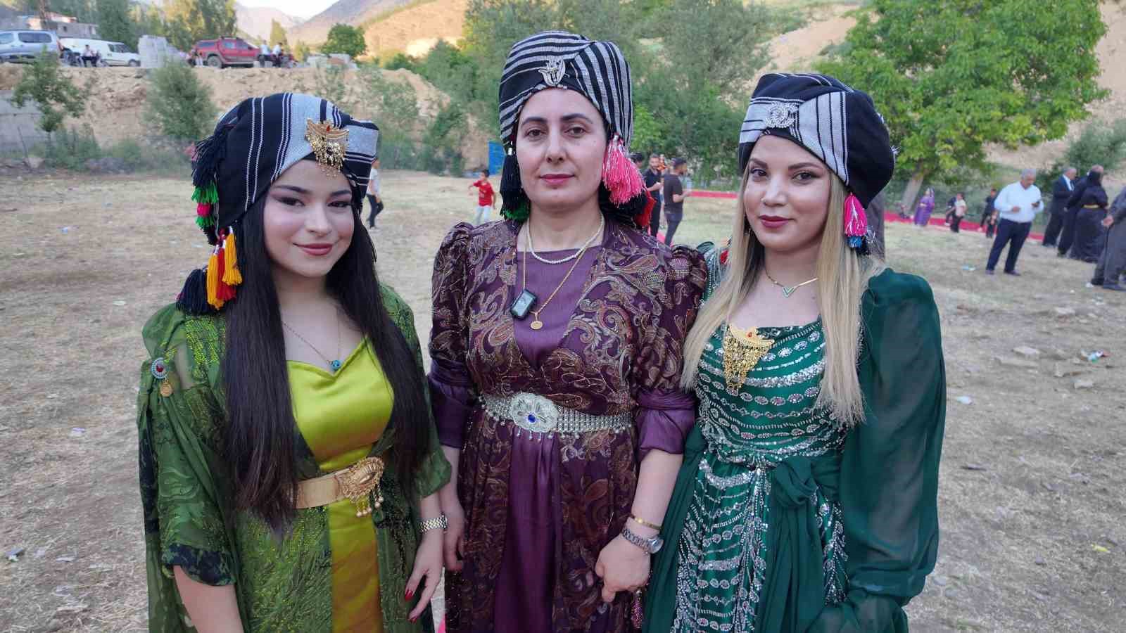 Şırnak’ta yüz yıllardır süren gelenek: Başlara takılan puşiler, düğünlere renk katıyor