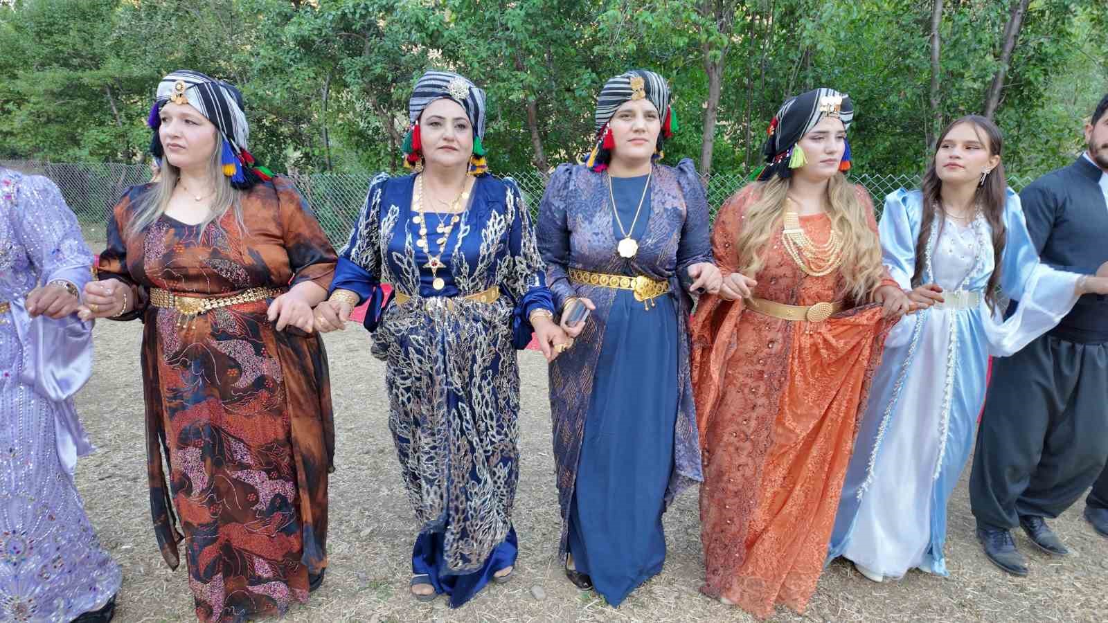Şırnak’ta yüz yıllardır süren gelenek: Başlara takılan puşiler, düğünlere renk katıyor
