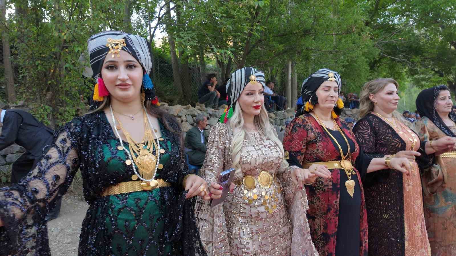 Şırnak’ta yüz yıllardır süren gelenek: Başlara takılan puşiler, düğünlere renk katıyor