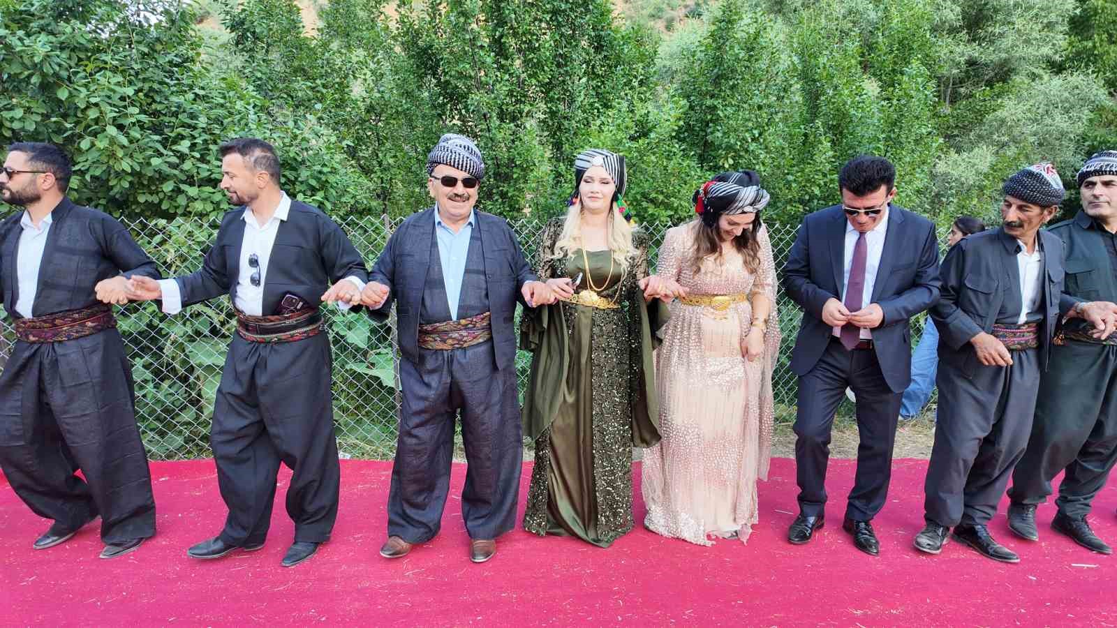 Şırnak’ta yüz yıllardır süren gelenek: Başlara takılan puşiler, düğünlere renk katıyor