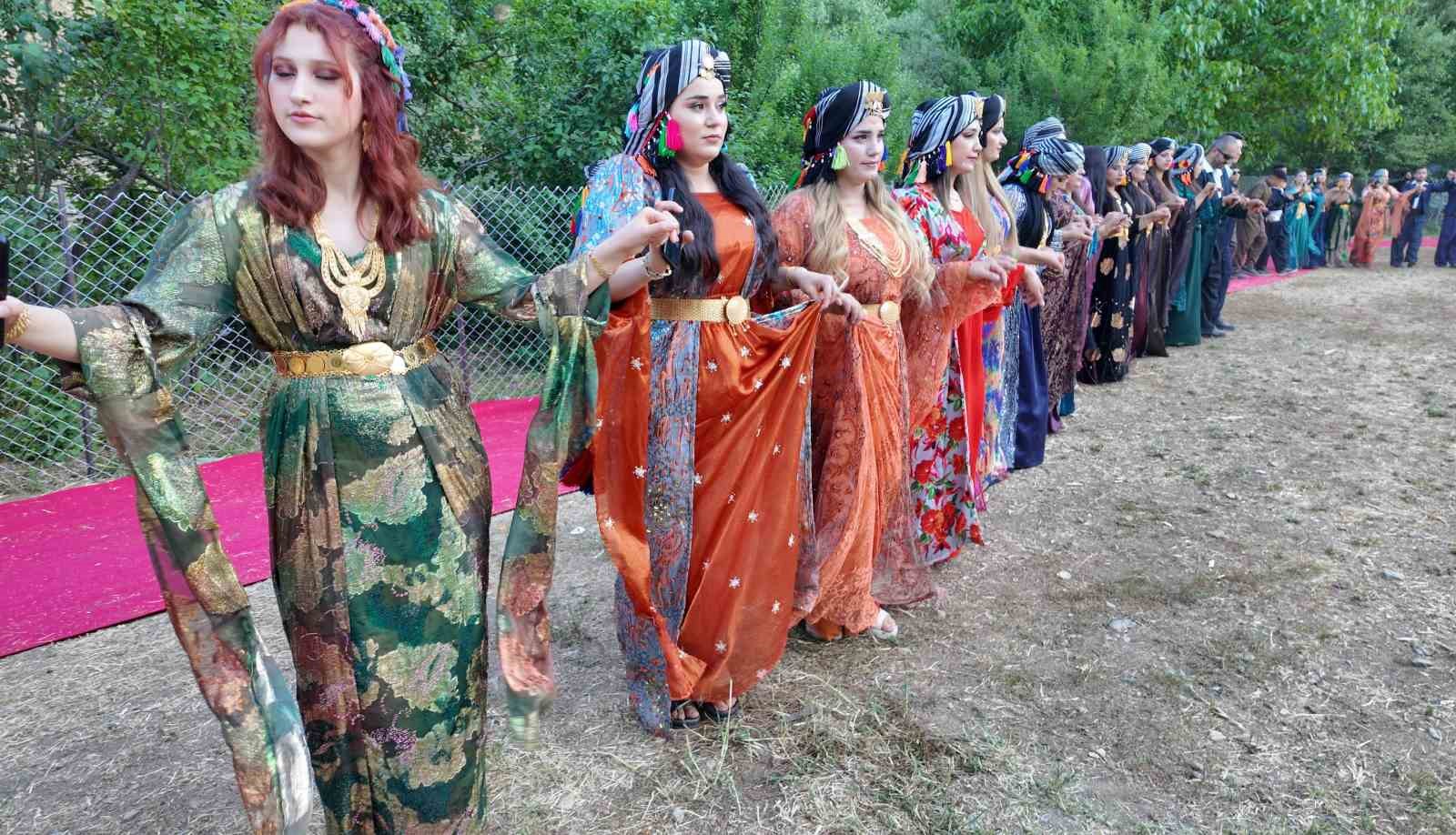 Şırnak’ta yüz yıllardır süren gelenek: Başlara takılan puşiler, düğünlere renk katıyor