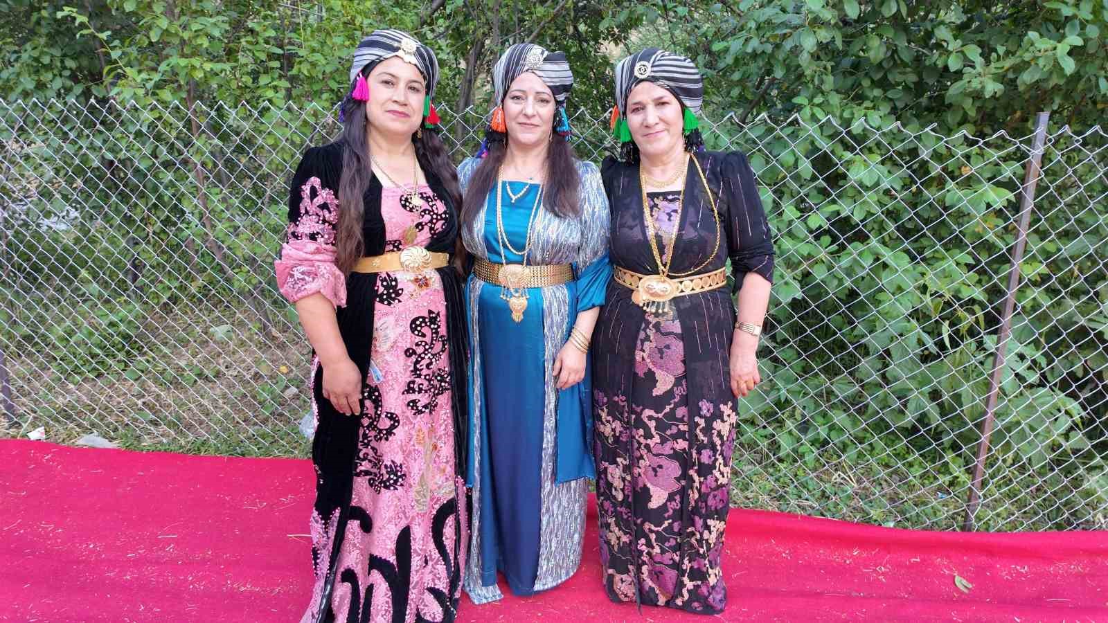 Şırnak’ta yüz yıllardır süren gelenek: Başlara takılan puşiler, düğünlere renk katıyor