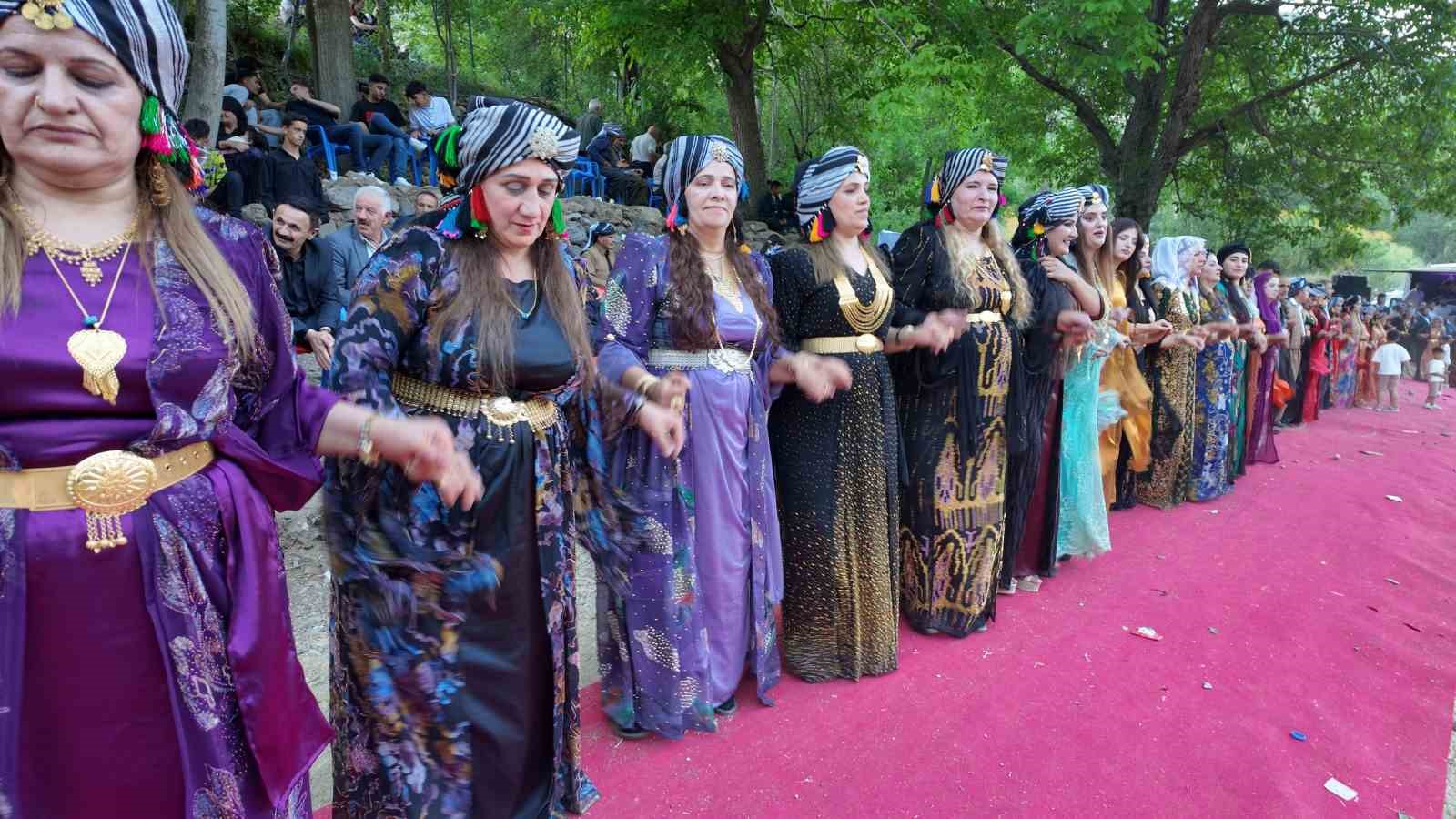 Şırnak’ta yüz yıllardır süren gelenek: Başlara takılan puşiler, düğünlere renk katıyor