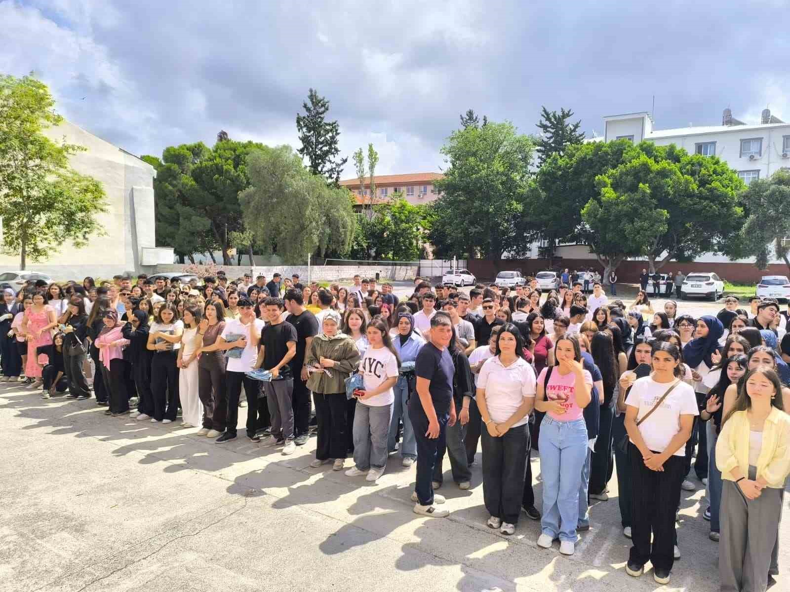 Öğrencilerinden helallik alarak emekliye ayrılan 38 yıllık öğretmene alkışlı veda
